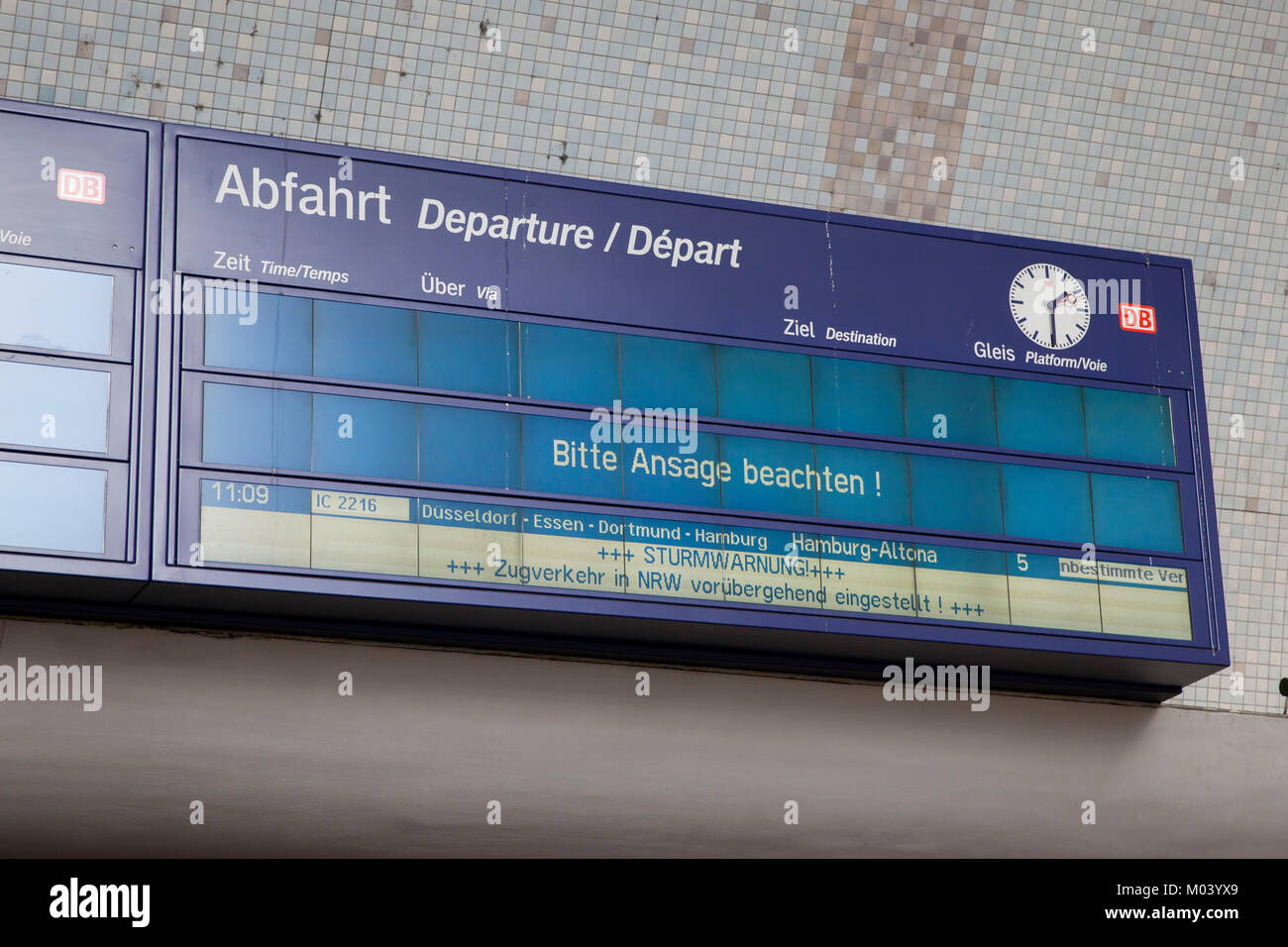 Colonia, Germania. 18 gennaio, 2018. Tempesta Friederike hits Colonia. Un display nella stazione principale informa sull'impostazione del treno di credito di traffico: Joern Sackermann/ Alamy Live News Foto Stock