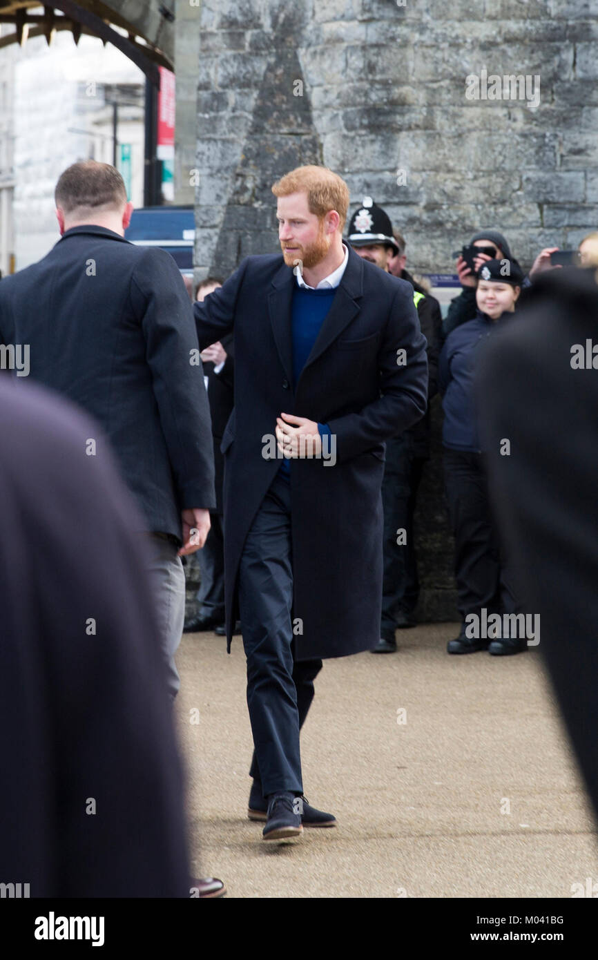 Il Castello di Cardiff, Castle Street, Cardiff, Regno Unito. 18/01/18. Il principe Harry saluto ventole al Castello di Cardiff. La folla al di fuori del Castello di Cardiff per vedere S.A.R. il principe Henry del Galles ( il principe Harry) e attrice americana Meghan Markle sul loro primo Royal visita a Cardiff insieme prima del loro matrimonio in maggio. Credito: Jennifer Dobie/Alamy Live News Foto Stock