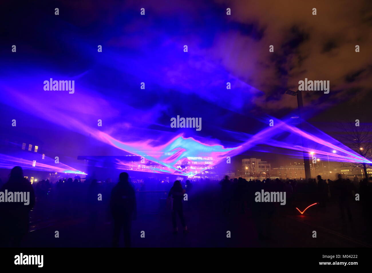 Londra, Regno Unito. 18 gennaio, 2018. La spettacolare London Lumiere light festival iniziato giovedì sera xviii. Il Waterlicht paesaggio da sogno sulla Granary Square a Kings Cross. Credito: Monica pozzetti/Alamy Live News Foto Stock