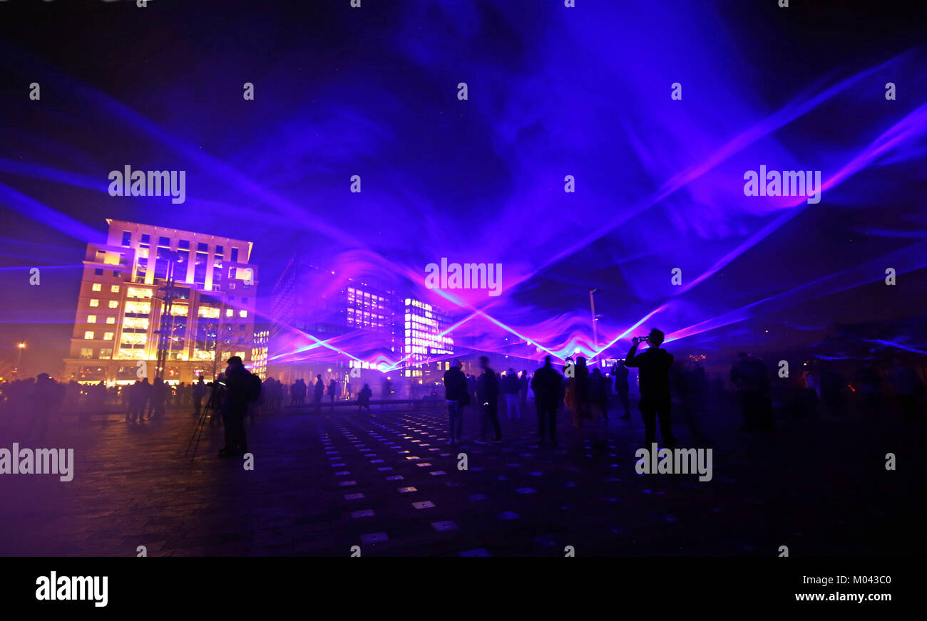 Londra, Regno Unito. 18 gennaio, 2018. Waterlicht da Daan Roosegaarde nel granaio quadrato come parte del Lumiere London Light Festival a Londra Credito: Paul Brown/Alamy Live News Foto Stock