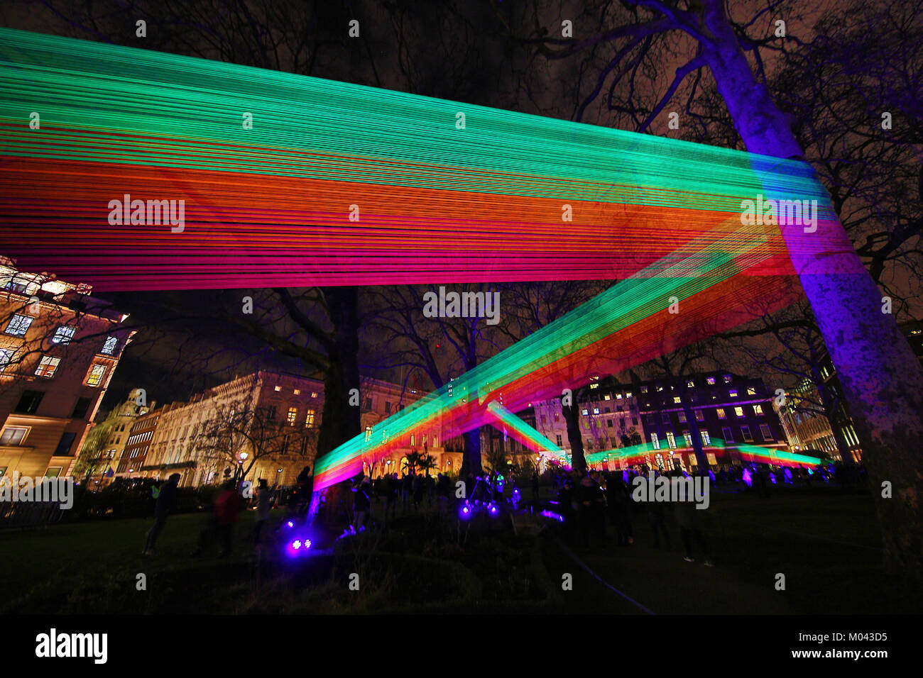 Londra, Regno Unito. 18 gennaio, 2018. Spectral da Katarzyna Malejka e Joachim Slugocki in St James Square come parte del Lumiere London Light Festival a Londra Credito: Paul Brown/Alamy Live News Foto Stock