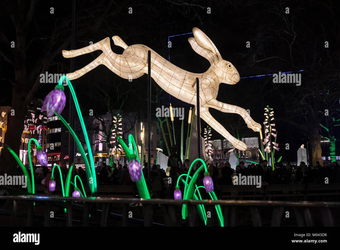 Londra, Regno Unito. 18 gennaio 2018. Il Lumiere London Light Festival torna per la seconda volta. Più di cinquanta opere d'arte trasformano le strade della capitale in una scintillante mostra d'arte libera notturna. Oltre un milione di visitatori hanno partecipato ai quattro giorni del primo Lumiere London festival nel 2016. Lumiere London è operativo fino al 21 gennaio 2018. Nella foto: L'artista britannico Jo Pocock e la Lanterna Company trasformano i Leicester Square Gardens in un mondo illuminato, portando un senso di natura selvaggia nel cuore della città. Foto Stock