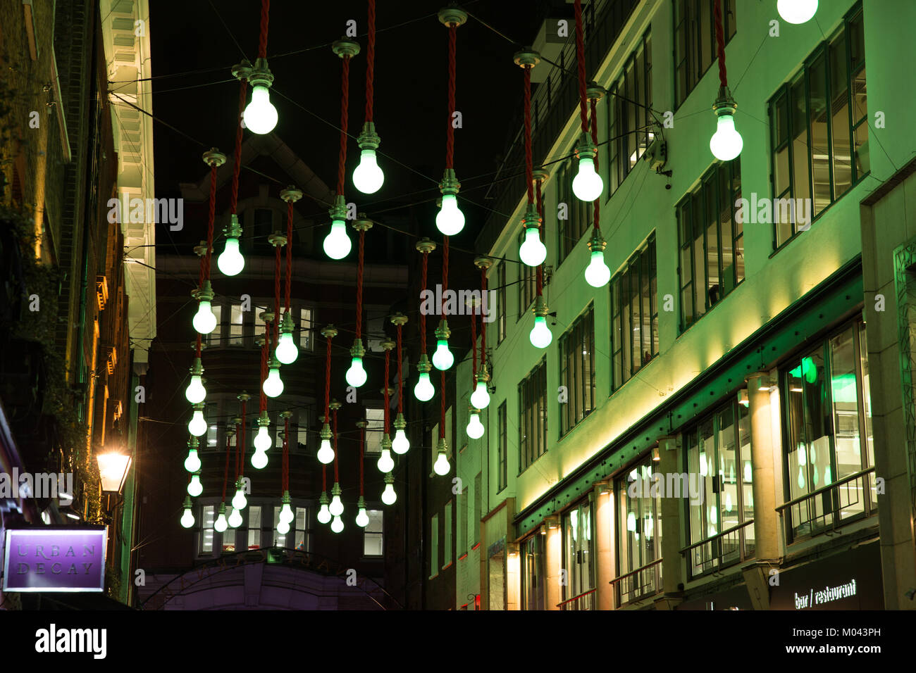 Londra, Regno Unito. 18 gennaio, 2018. La Lumiere London light festival ha restituito per trasformare notturno di Londra per una seconda edizione comprendente 50 opere d'arte. Foto di James Glancy Design 'la spina e le lampadine' in Ganton Street. Credito: Mark Kerrison/Alamy Live News Foto Stock