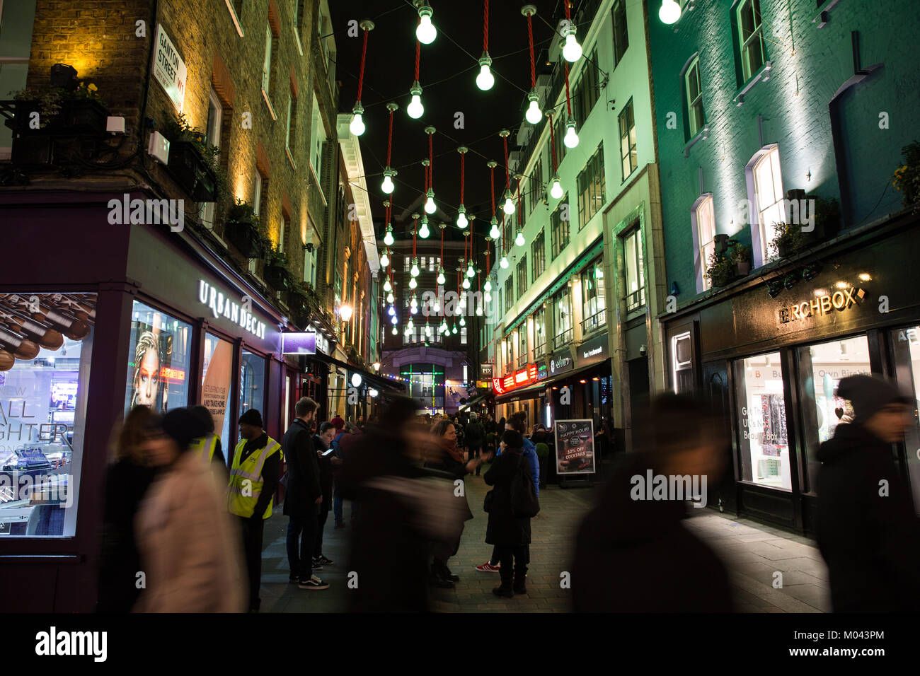 Londra, Regno Unito. 18 gennaio, 2018. La Lumiere London light festival ha restituito per trasformare notturno di Londra per una seconda edizione comprendente 50 opere d'arte. Foto di James Glancy Design 'la spina e le lampadine' in Ganton Street. Credito: Mark Kerrison/Alamy Live News Foto Stock