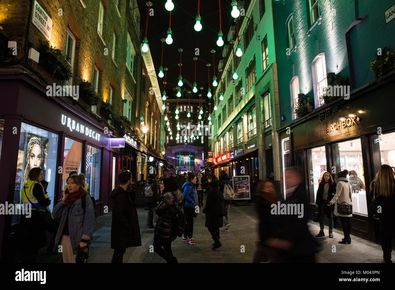 Londra, Regno Unito. 18 gennaio, 2018. La Lumiere London light festival ha restituito per trasformare notturno di Londra per una seconda edizione comprendente 50 opere d'arte. Foto di James Glancy Design 'la spina e le lampadine' in Ganton Street. Credito: Mark Kerrison/Alamy Live News Foto Stock