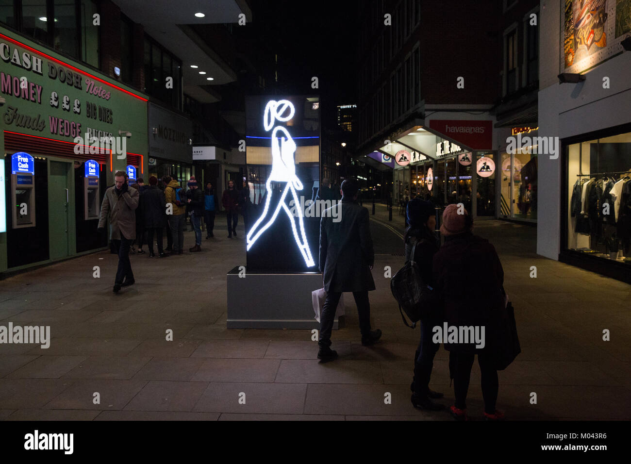 Londra, Regno Unito. 18 gennaio, 2018. La Lumiere London light festival ha restituito per trasformare notturno di Londra per una seconda edizione comprendente 50 opere d'arte. Foto di Julian OPIE "haida a piedi. 2015' in Broadwick Street, che rappresenta le persone camminare giù per una strada basata su film casuale di gente che cammina su un tapis roulant. Credito: Mark Kerrison/Alamy Live News Foto Stock