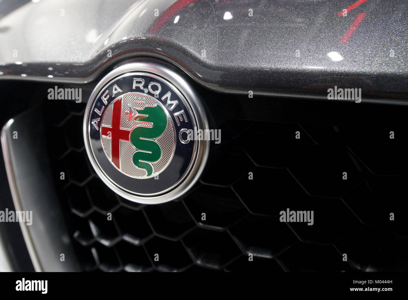 Montreal, Canada. 18 gennaio, 2018. Close-up di un emblema Alfa-Romeo al Montreal auto show.Credit:Mario Beauregrad/Alamy Live News Foto Stock