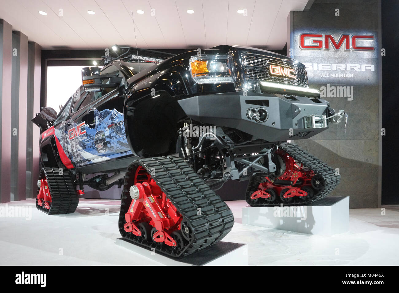 Montreal, Canada. 18 gennaio, 2018. La GMC Sierra Tutti montagna pick-up sul display al Montreal auto show.Credit:Mario Beauregrad/Alamy Live News Foto Stock