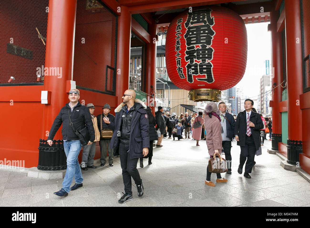 I turisti stranieri si riuniranno presso il tempio Sensoji di Asakusa district il 19 gennaio 2018, Tokyo, Giappone. La Japan Tourism Agency ha annunciato che la spesa da visitatori stranieri in Giappone nel 2017 rose 17,8% ad un nuovo record di ¥4.42 miliardi ($39,9 miliardi) principalmente come un risultato di un aumento della spesa da visitatori provenienti da altri paesi asiatici. L'Agenzia ha annunciato che un record 28.69 milioni di turisti si sono recati in visita in Giappone da oltreoceano nel 2017 e il governo giapponese ha fissato un obiettivo di attirare 40 milioni di turisti ogni anno dal 2020, anno della Tokyo Olimpiadi. (Foto di Rodrigo Reyes Marin/AFLO) Foto Stock