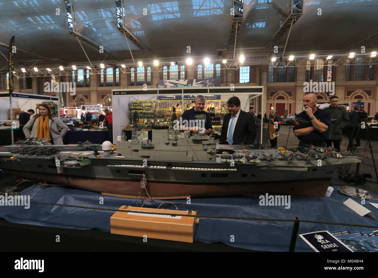 Londra, Regno Unito. Xix gen, 2018. Royal Navy veterano Dave Fortey svela il lavoro di un tempo di vita che egli ha trascorso gli ultimi venticinque anni la costruzione di questo 12,5 ft, tutte le misurazioni a 1:72 scala comprese tutte le paratie interne e telai replicati dall'originale piani navi ammiraglia portaerei HMS Ark Royal .La sua nave finito, che pesa 90 kg, contiene mini aerei, elicotteri, il traino di veicoli ed estintori. Credito: Paolo Quezada-Neiman/Alamy Live News Foto Stock