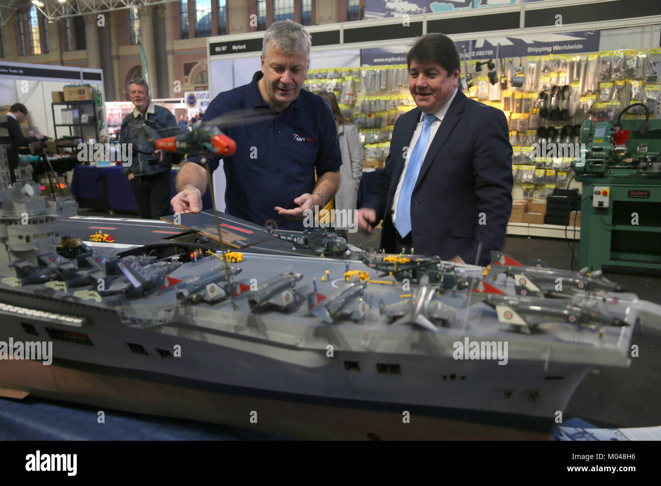 Londra, Regno Unito. Xix gen, 2018. Royal Navy veterano Dave Fortey svela il lavoro di un tempo di vita che egli ha trascorso gli ultimi venticinque anni la costruzione di questo 12,5 ft, tutte le misurazioni a 1:72 scala comprese tutte le paratie interne e telai replicati dall'originale piani navi ammiraglia portaerei HMS Ark Royal .La sua nave finito, che pesa 90 kg, contiene mini aerei, elicotteri, il traino di veicoli ed estintori. Credito: Paolo Quezada-Neiman/Alamy Live News Foto Stock