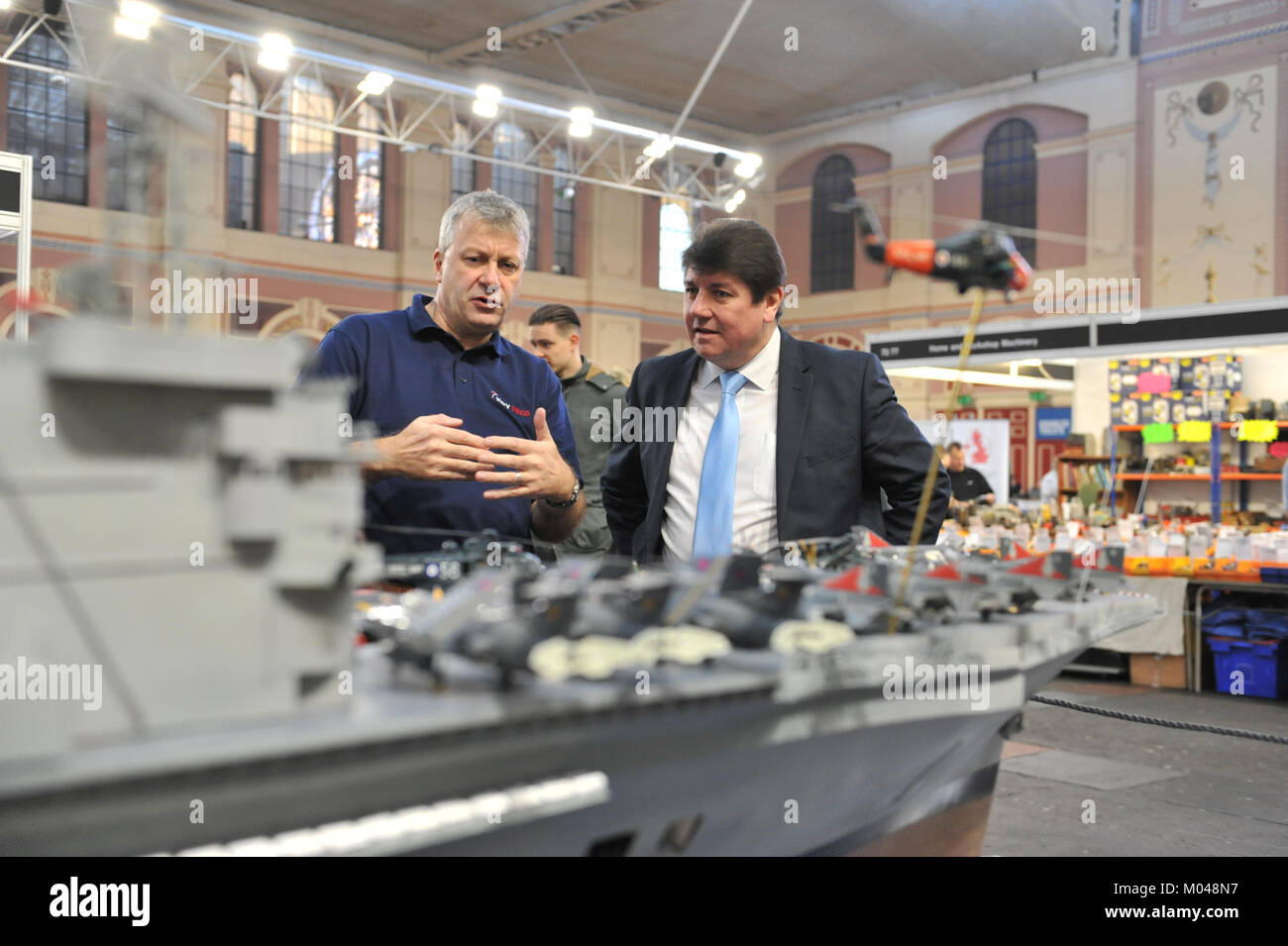 Londra, Regno Unito. Xix gen, 2018. Stephen Metcalf MP (inviato del Governo per "l'anno di Engineering' visitato il modello Londra Engineering mostra oggi come è aperto al pubblico in Alexandra Palace di Londra. Mentre presso la mostra ha ispezionato una 3.8m/12,5 ft, 1:72 modello in scala della nave ammiraglia portaerei HMS Ark Royal. Il modello è stato costruito dalla Royal Navy il veterano David Fortey oltre un periodo di 25 anni utilizzando l'originale Ministero della Difesa costruttori piani. Il modello di Londra Engineering mostra è ora nel suo ventiduesimo anno e attira circa 14.000 visitatori. Credito: Michael Preston/Alamy Live News Foto Stock