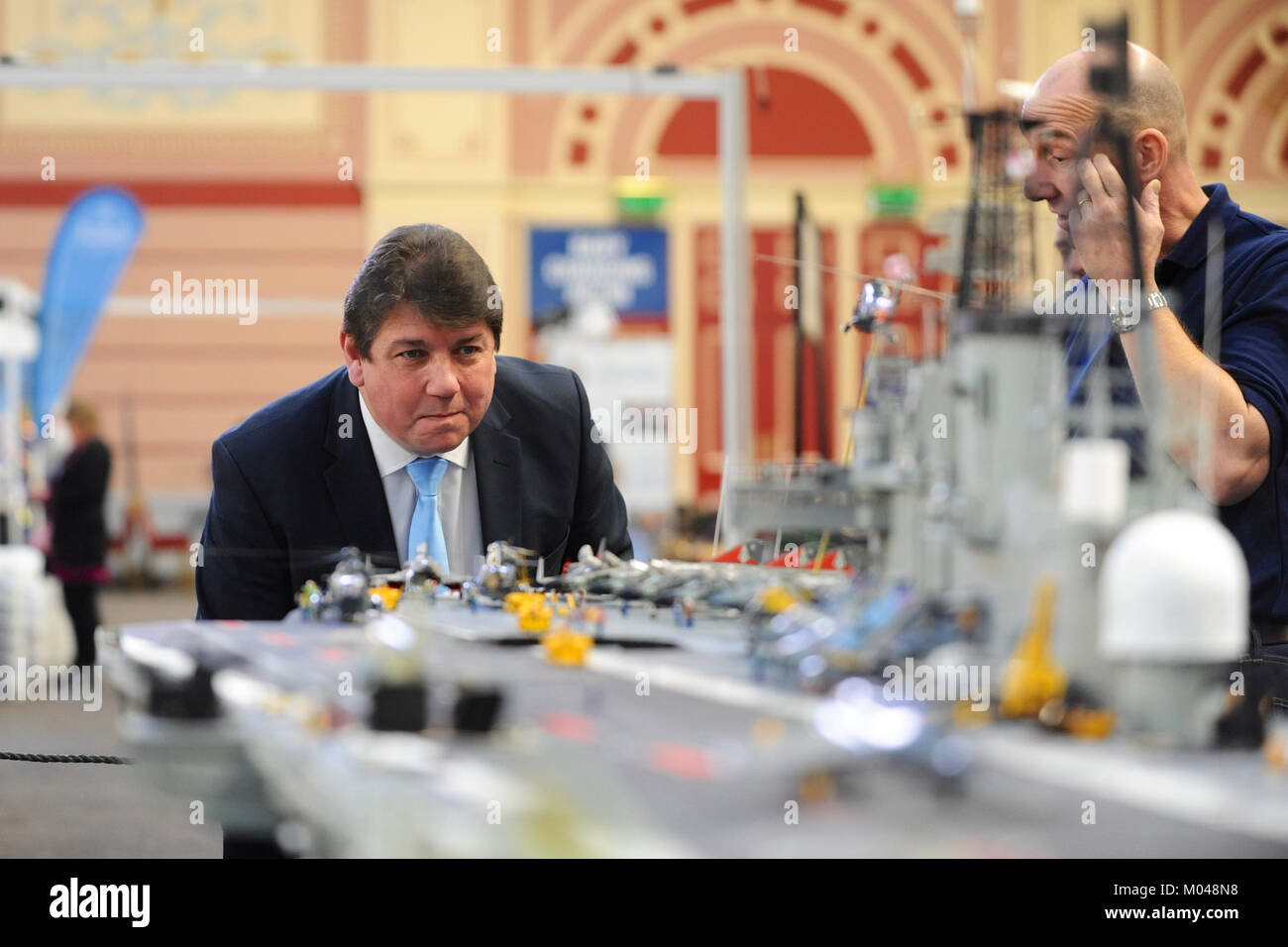 Londra, Regno Unito. Xix gen, 2018. Stephen Metcalf MP (inviato del Governo per "l'anno di Engineering' visitato il modello Londra Engineering mostra oggi come è aperto al pubblico in Alexandra Palace di Londra. Mentre presso la mostra ha ispezionato una 3.8m/12,5 ft, 1:72 modello in scala della nave ammiraglia portaerei HMS Ark Royal. Il modello è stato costruito dalla Royal Navy il veterano David Fortey oltre un periodo di 25 anni utilizzando l'originale Ministero della Difesa costruttori piani. Il modello di Londra Engineering mostra è ora nel suo ventiduesimo anno e attira circa 14.000 visitatori. Credito: Michael Preston/Alamy Live News Foto Stock