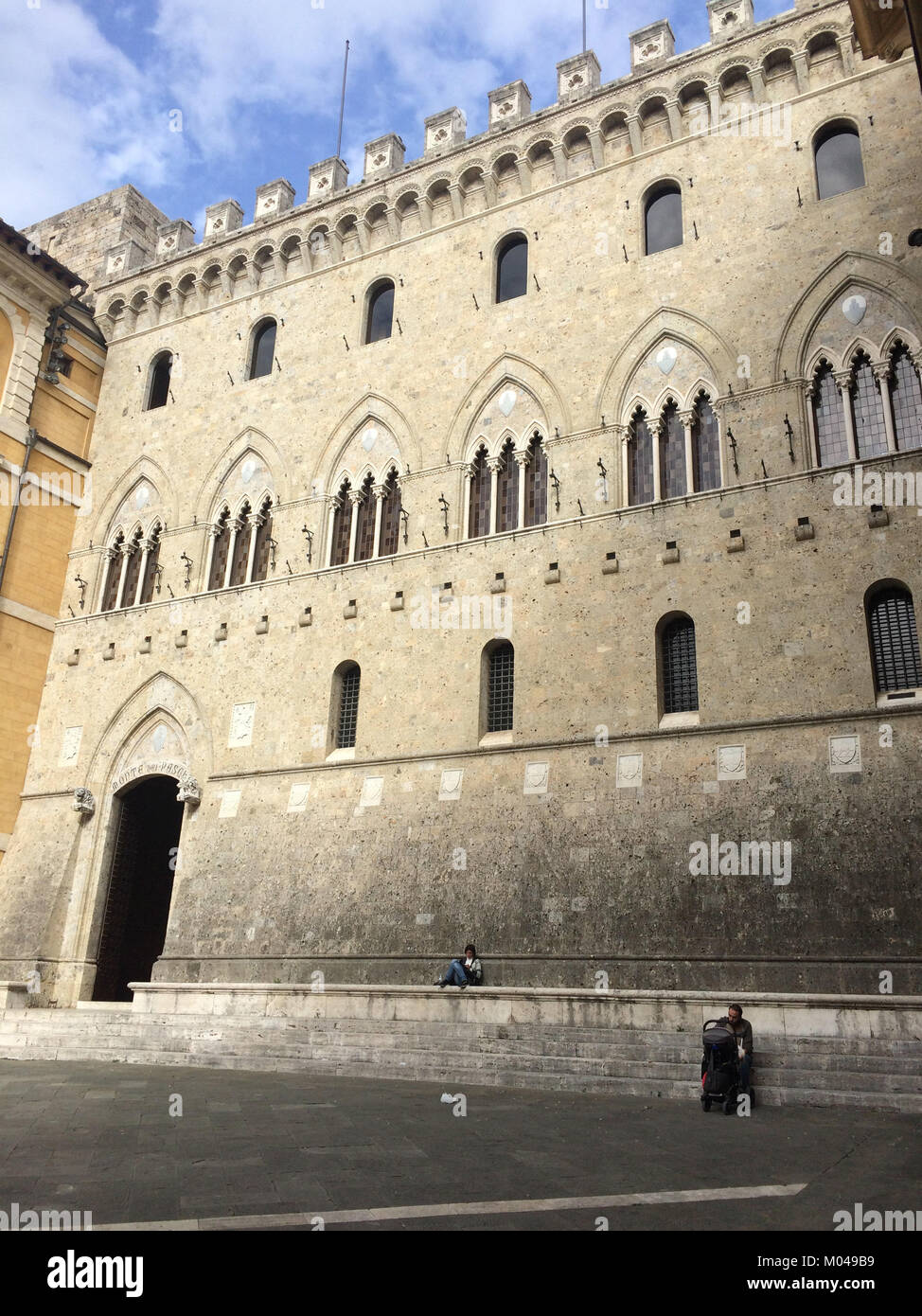 La sede centrale della Banca Monte dei Paschi di Siena, la più antica del mondo banca superstite, in Siena in Toscana, Italia, 24 ottobre 2016. Il travagliato banca è attualmente in corso di ristrutturazione nella scia di questa estate il successo della cauzione unità organizzativa. Circa 2.600 posti di lavoro andranno perduti e alcuni 500 filiali locali chiusi. Foto: Annette Reuther/dpa | Utilizzo di tutto il mondo Foto Stock