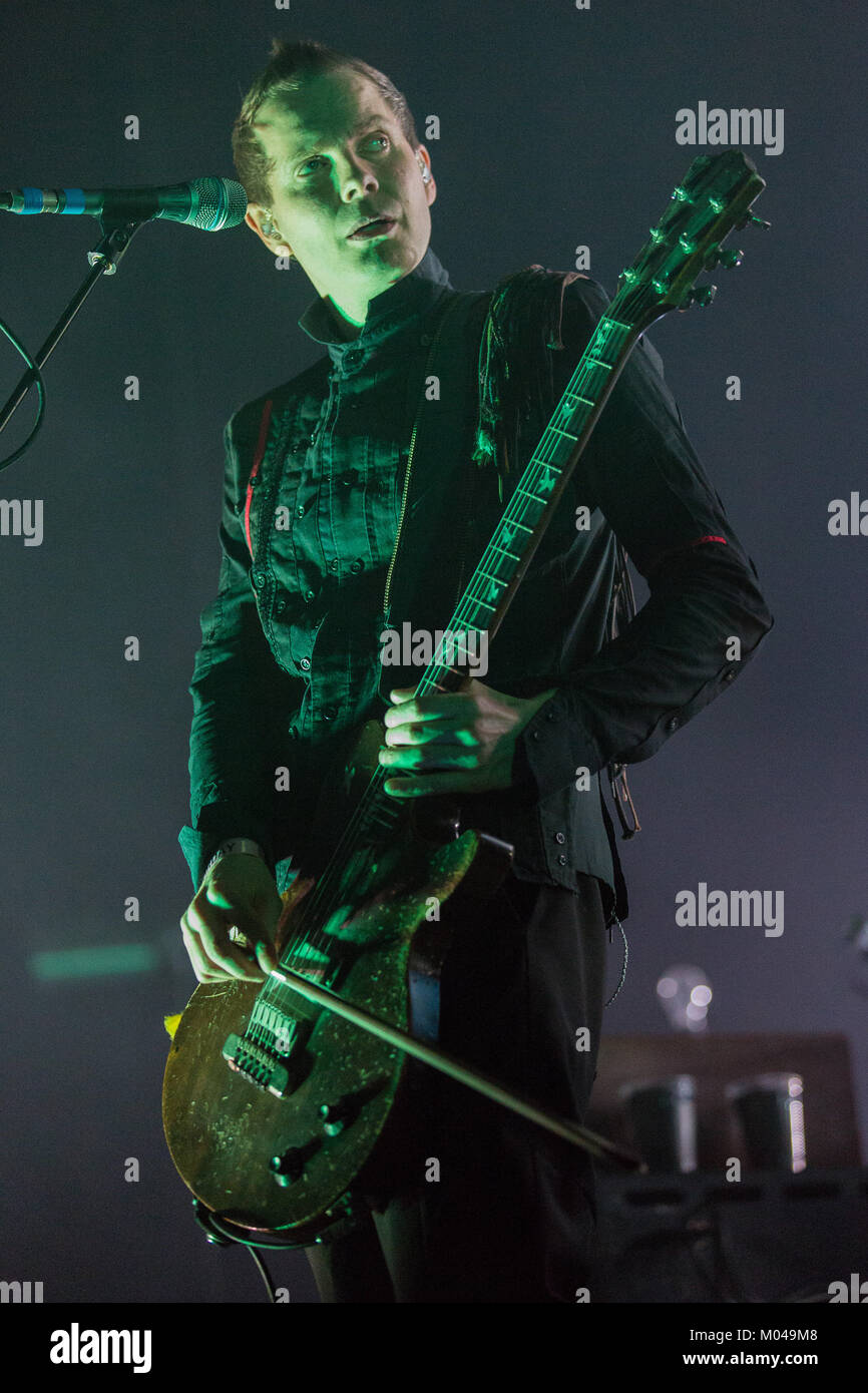 L'islandese post-punk band Sigur Rós esegue un concerto dal vivo presso il Danish music festival Roskilde Festival 2013. Qui il musicista, cantante e cantautore Jónsi Birgisson su piegò la chitarra è raffigurato dal vivo sul palco. Danimarca, 07/07 2013. Foto Stock