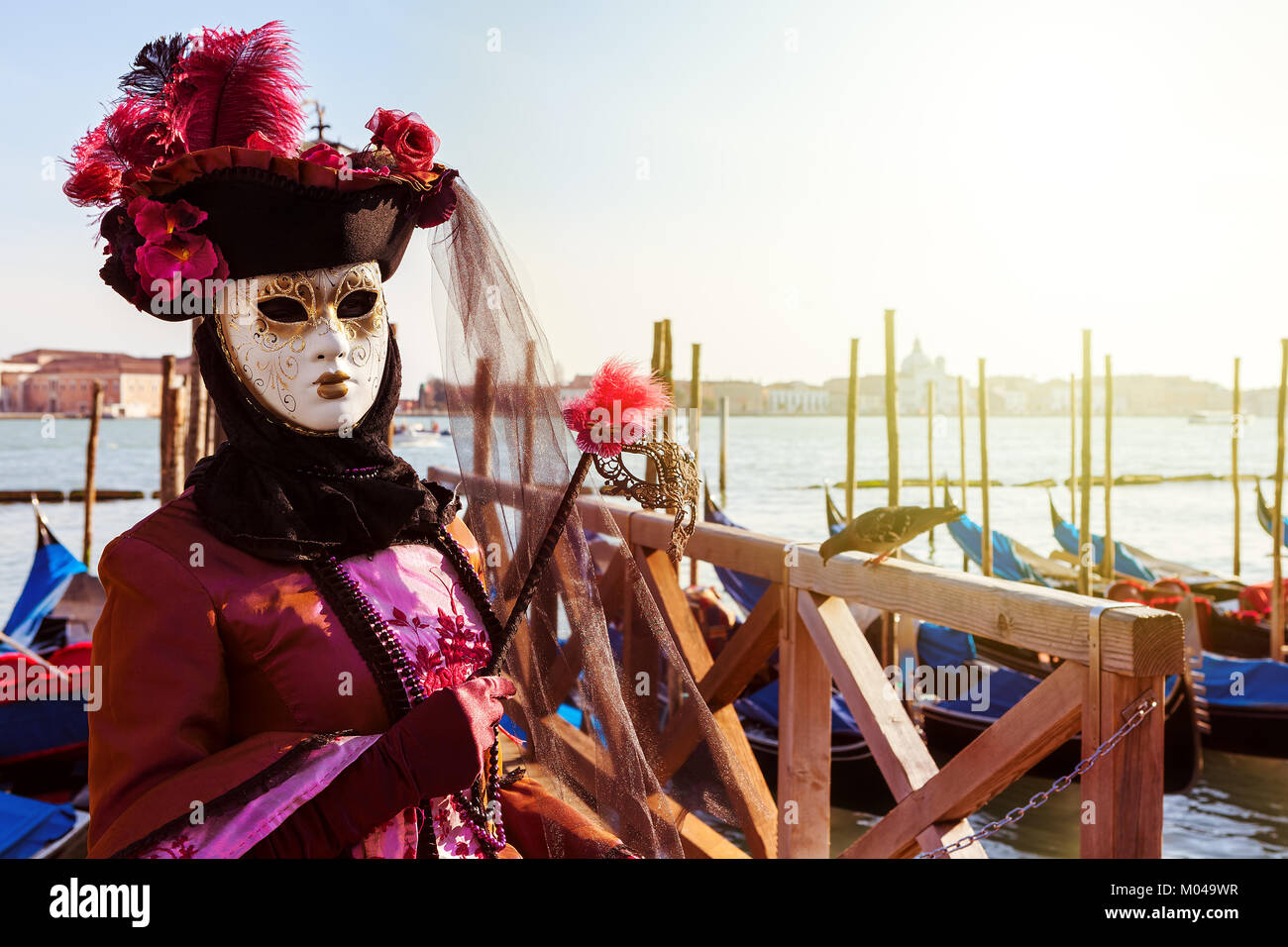 Venezia, Italia - MARZO 04, 2011: partecipante non identificato indossa i costumi e la maschera nella parte anteriore del canal grande durante il famoso Carnevale annuale. Foto Stock