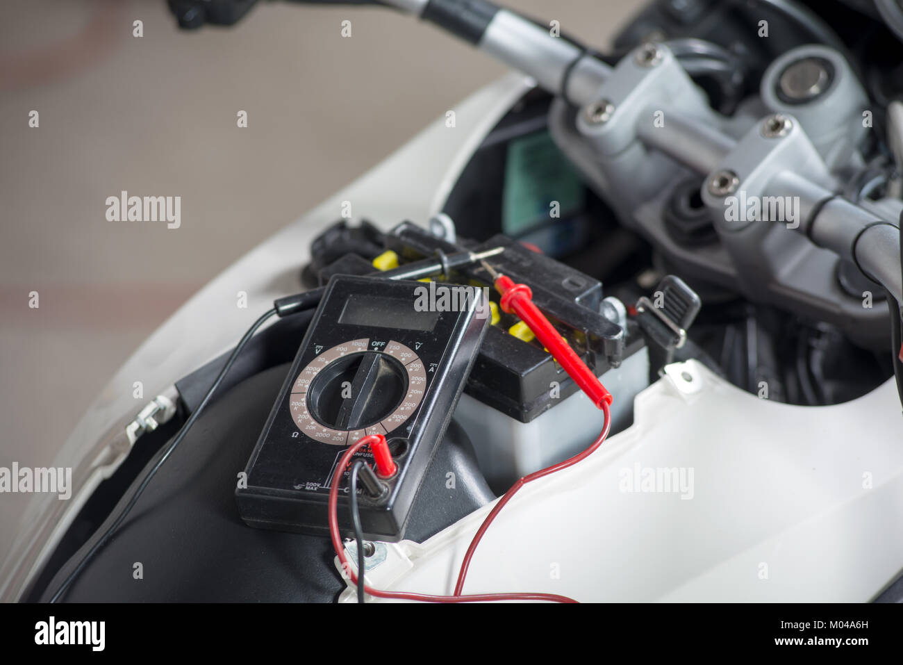 Un test della batteria della motocicletta Foto Stock