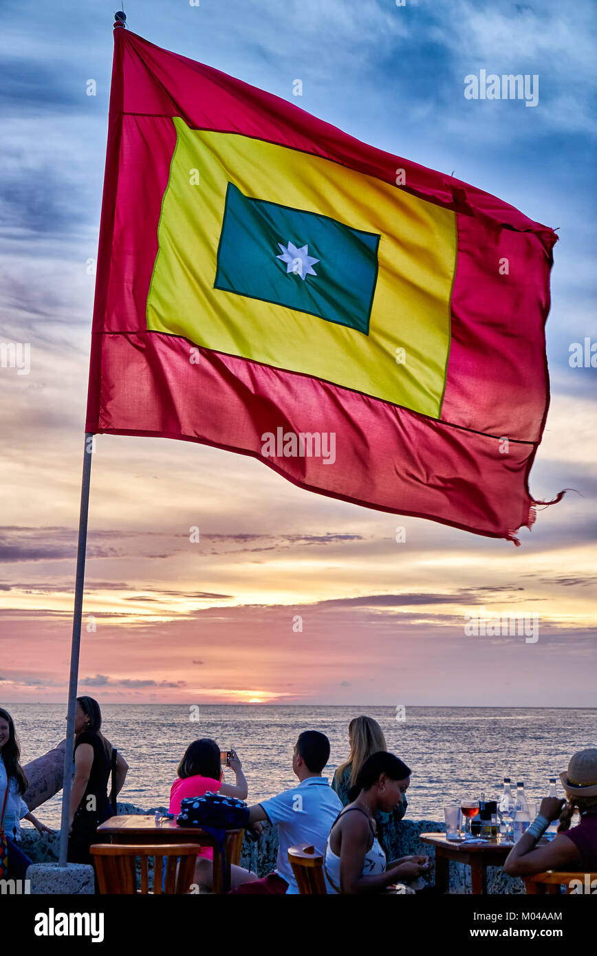 Sventola bandiera di Cartagena al tramonto al Cafe del mar Foto Stock