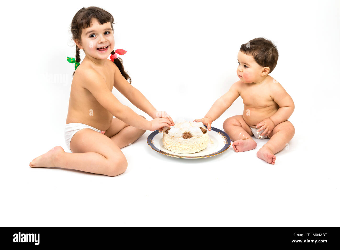 I bambini mangiano torta Foto Stock