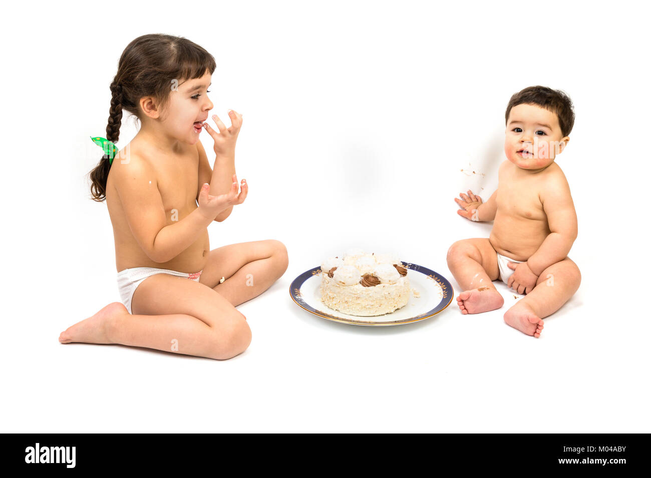 I bambini mangiano torta Foto Stock