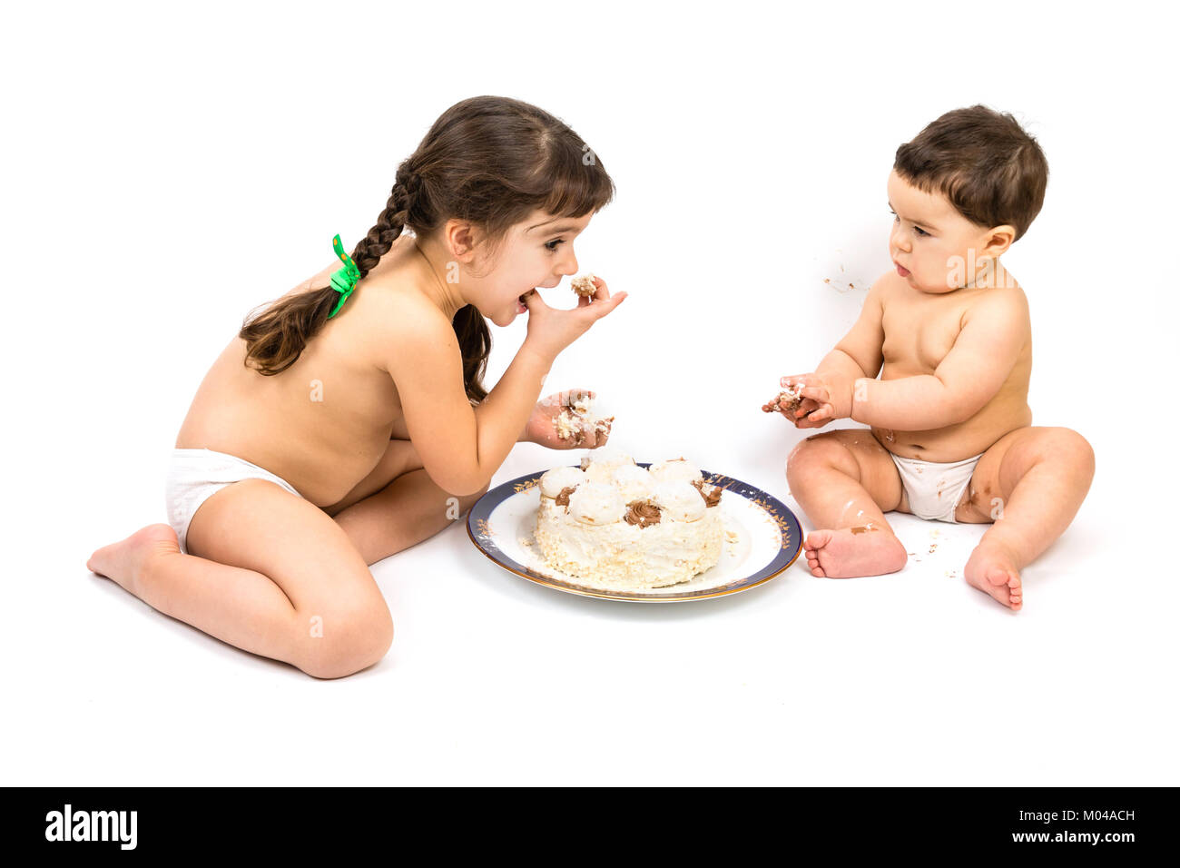 I bambini mangiano torta Foto Stock