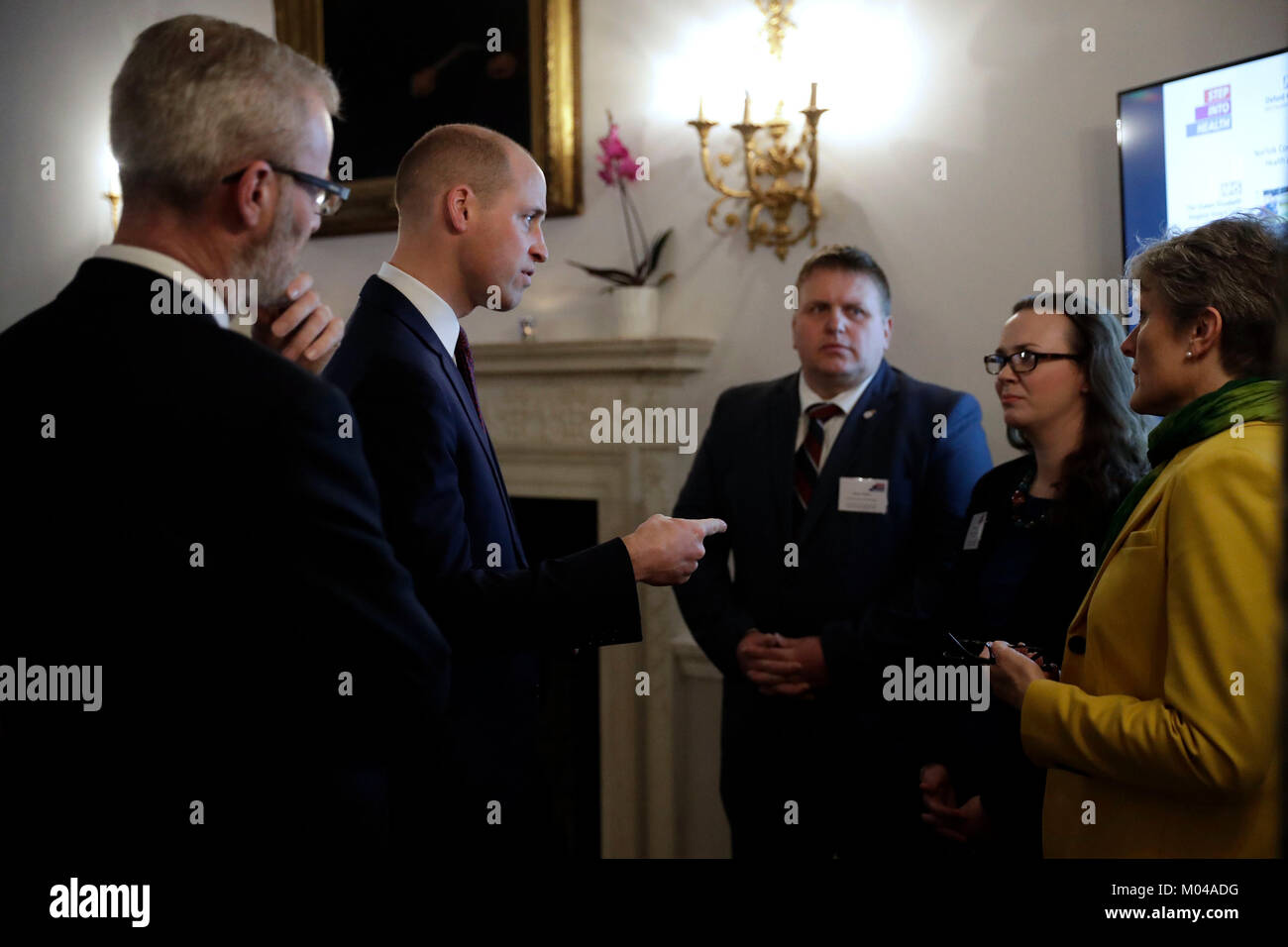 Il Duca di Cambridge soddisfa gli ospiti presso una reception dopo la consegna di un discorso per celebrare l'implementazione nazionale della 'Step in salute" programma, a Chandos House. Foto Stock