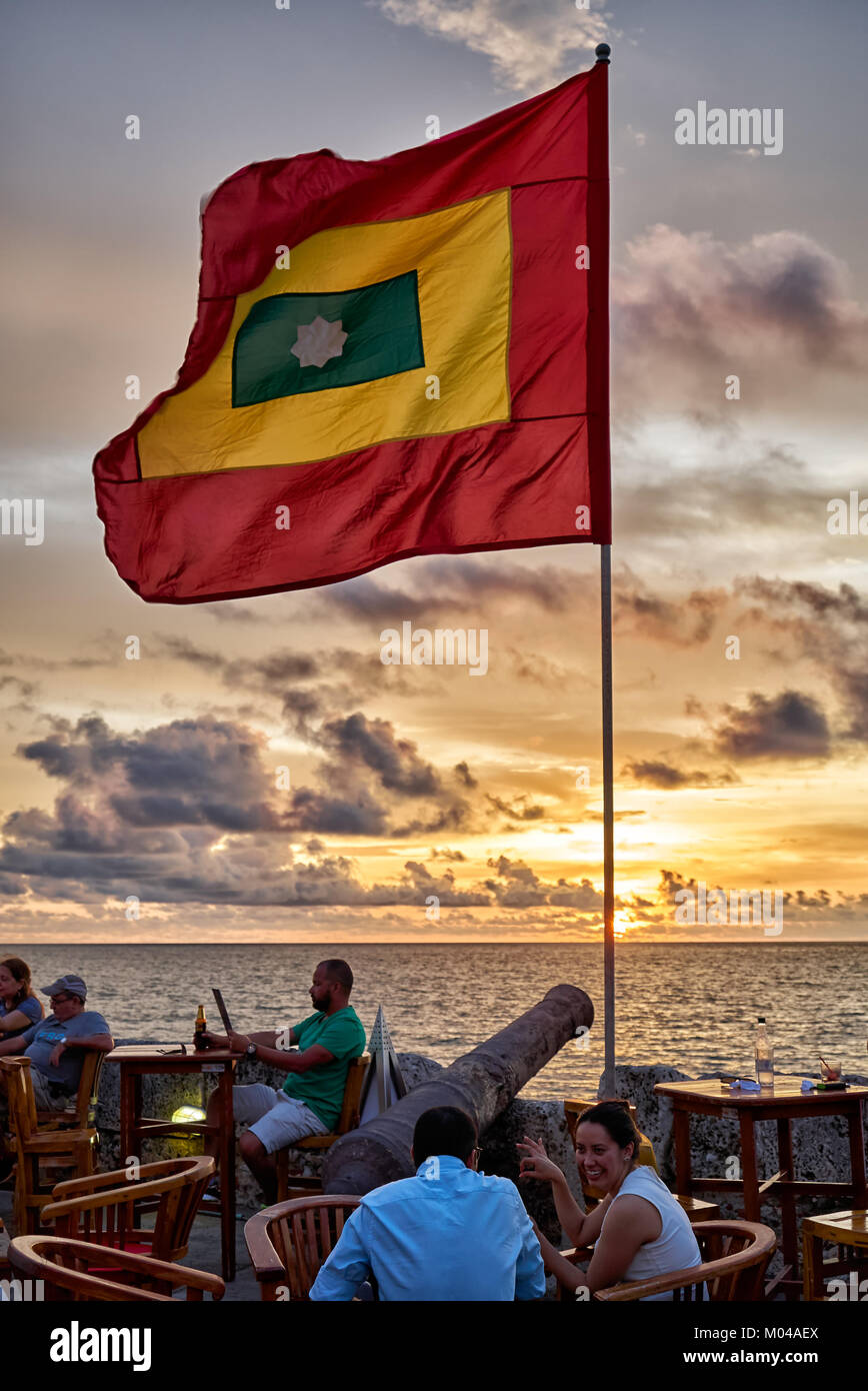Sventola bandiera di Cartagena al tramonto al Cafe del mar Foto Stock