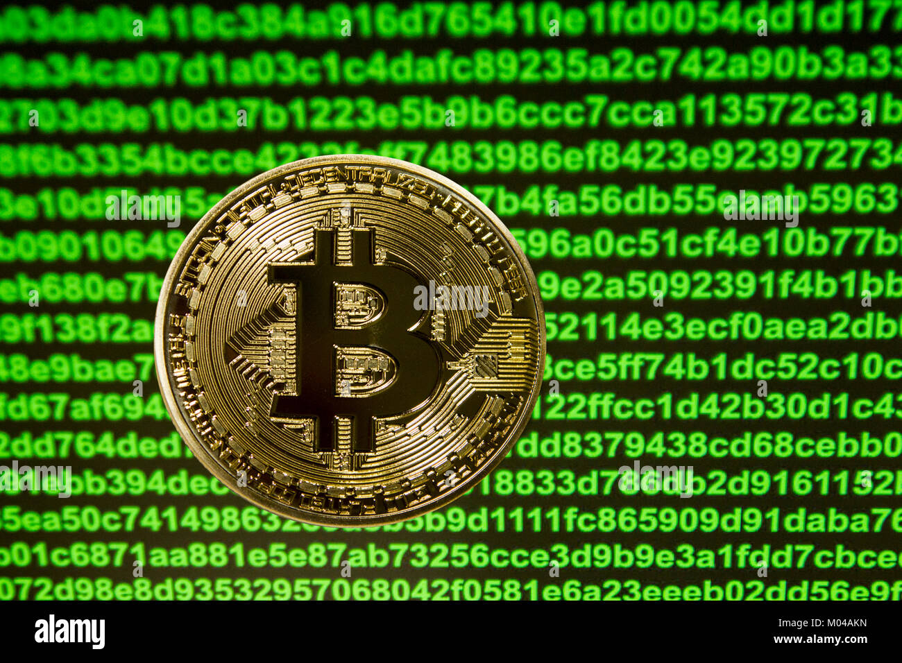 Bitcoin con numeri esadecimali dietro Foto Stock