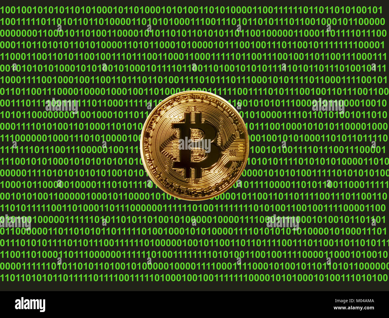 Bitcoin sullo schermo con i numeri binari Foto Stock