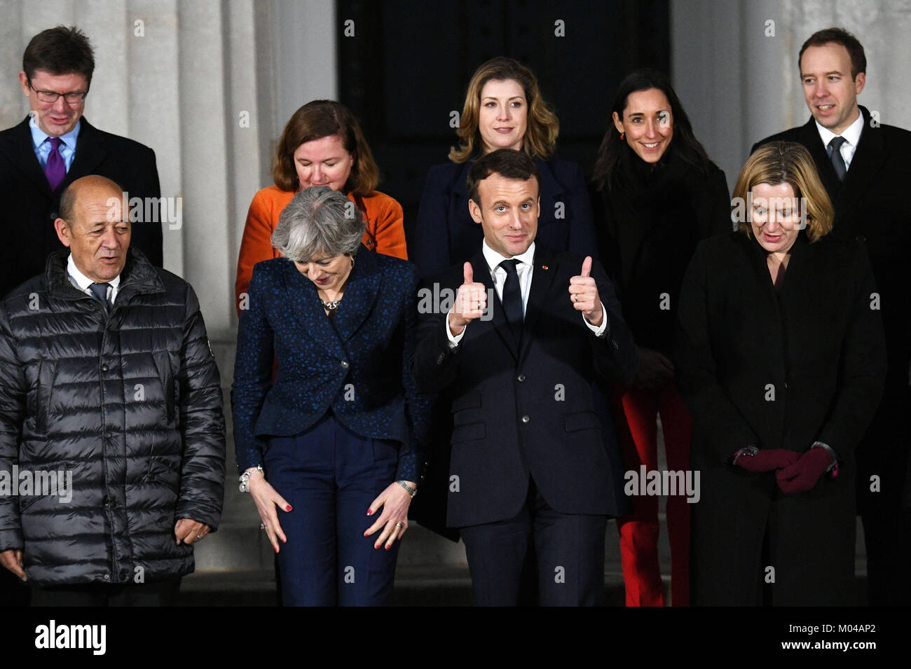 Il primo ministro Theresa Maggio (seconda a sinistra) e il presidente francese Emmanuel Macron (seconda a destra) prendere parte in una foto di famiglia all'accademia militare reale Sandhurst, DURANTE IL REGNO UNITO-Francia colloqui vertice. Foto Stock