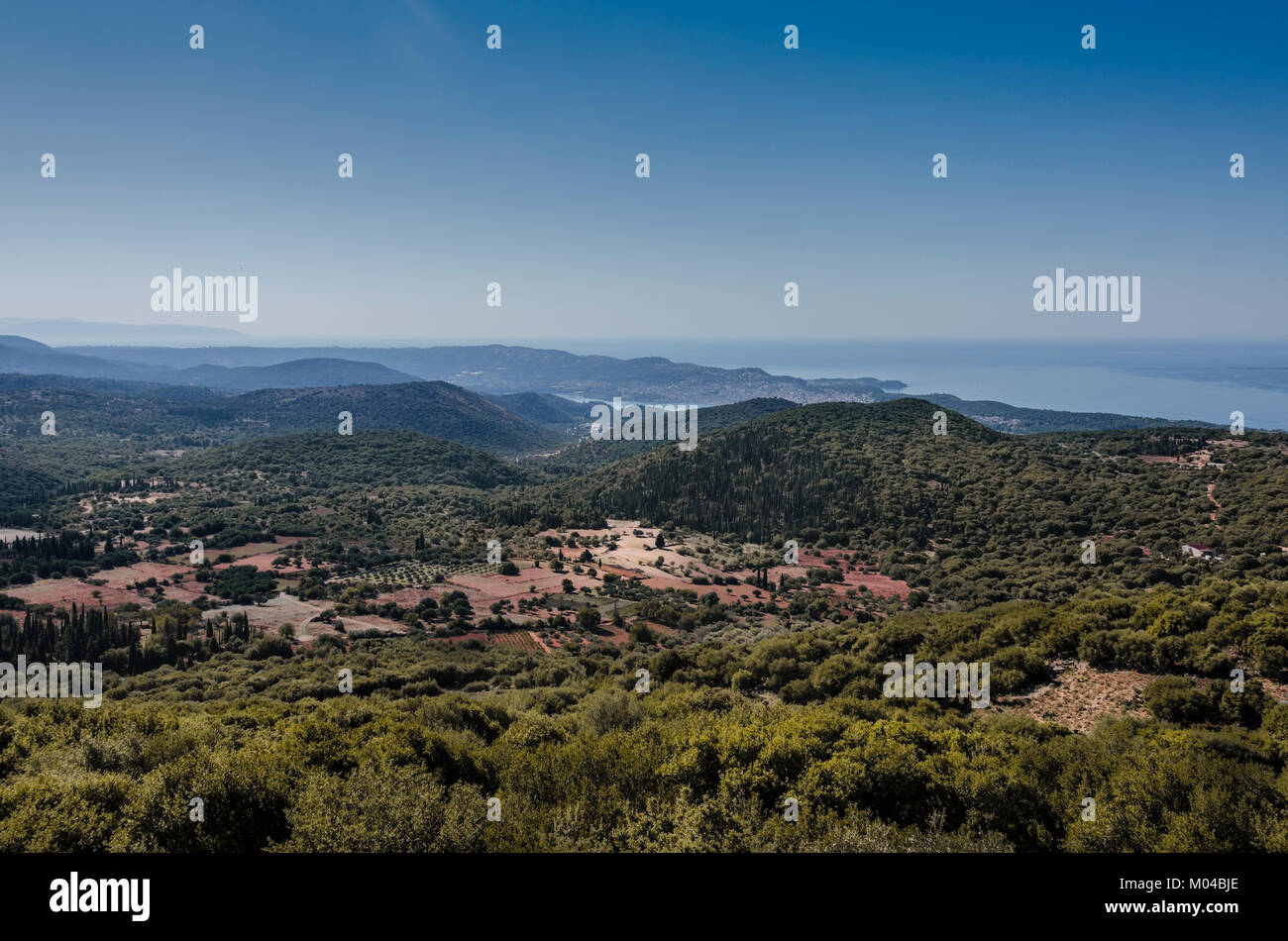 Territorio dell'isola di Kefalonia con i suoi campi coltivati sulle montagne e sullo sfondo il mare Ionio in prossimità argostoly city Foto Stock