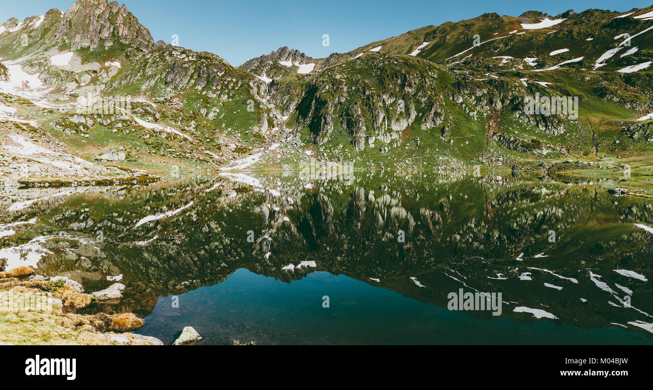 Paesaggio di montagna di un tranquillo luogo idillico della natura, un paradiso vista con un lago e prati alpini. Il concetto di viaggio, escursionismo e avventura. Foto Stock