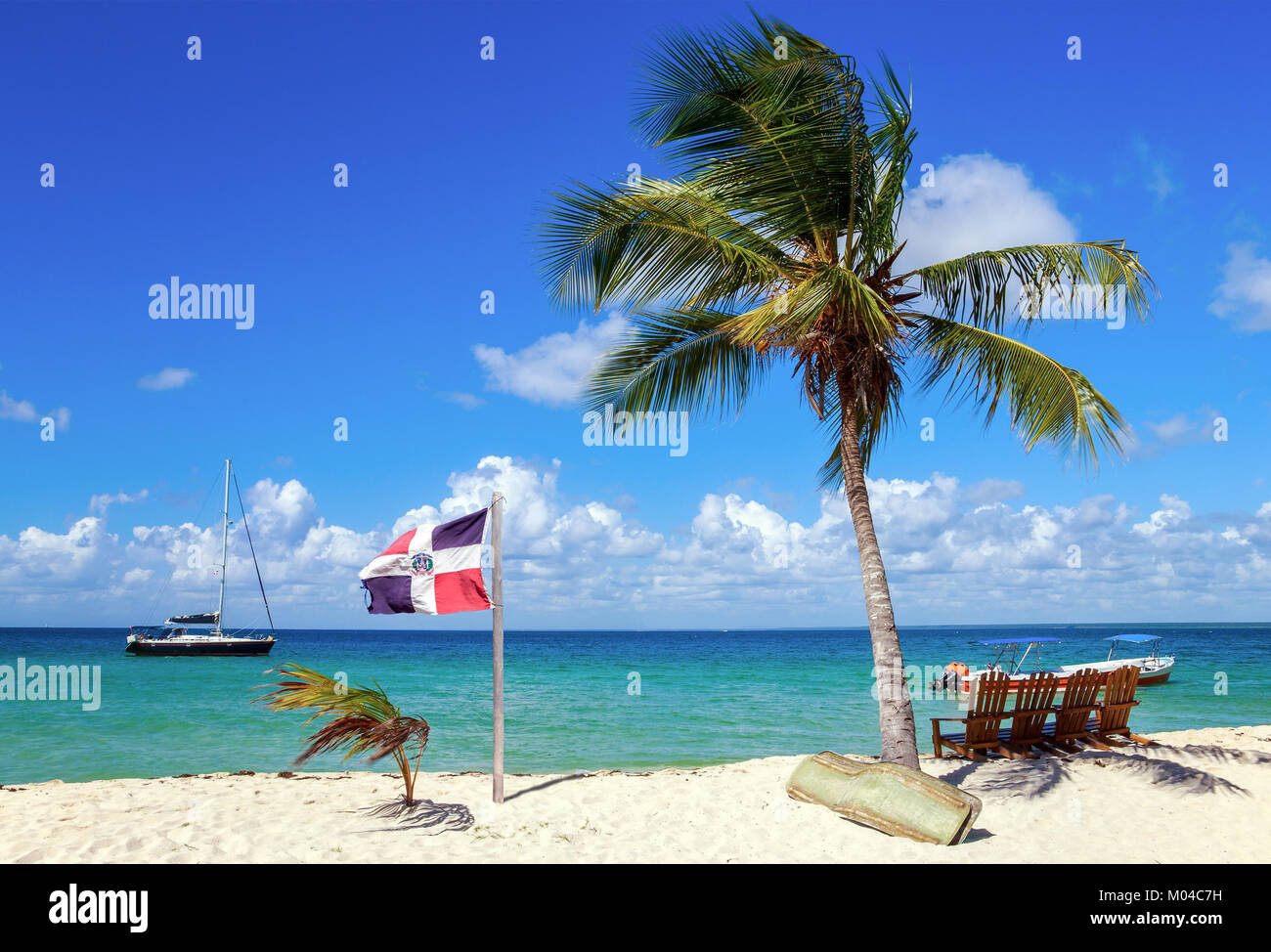 Saona Island Beach e la bandiera della Repubblica Dominicana Foto Stock