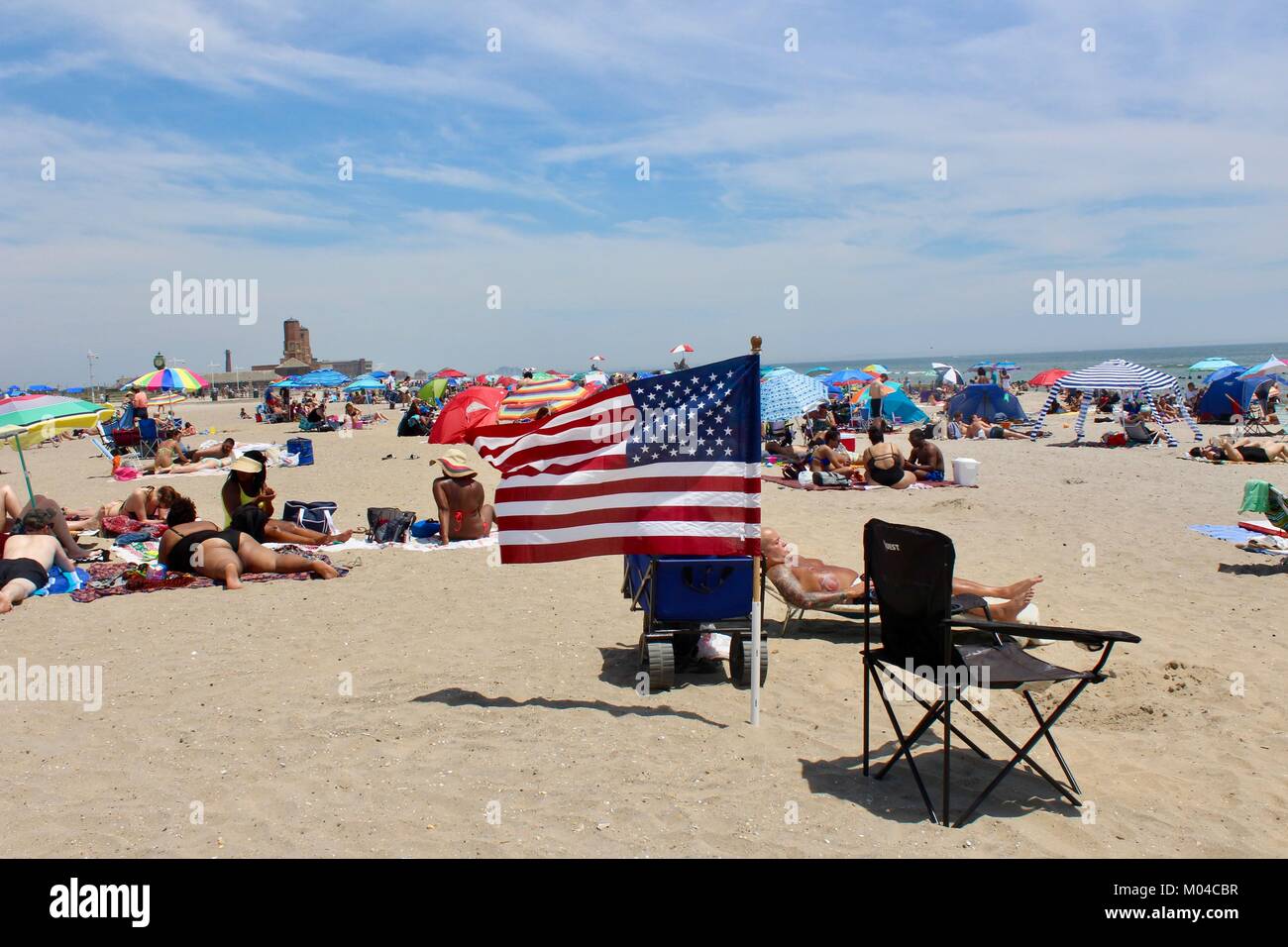 Stelle e strisce di bandiera piantata su jakob riis beach queens new york per presidenti giorno festivo Foto Stock