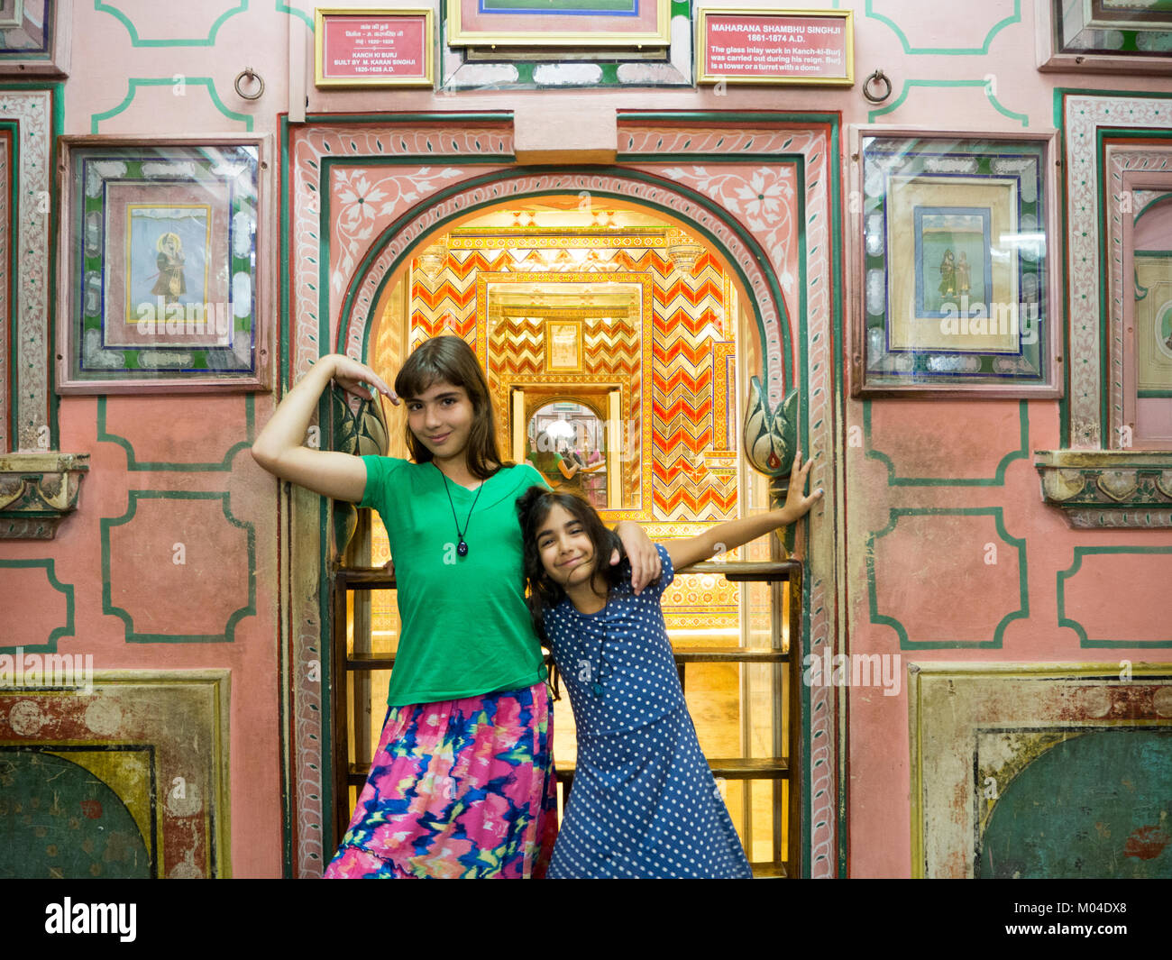 Un colorato foto di due bellissime mete sorella ragazze godendo di un palazzo indiano in Rajasthan in India Foto Stock