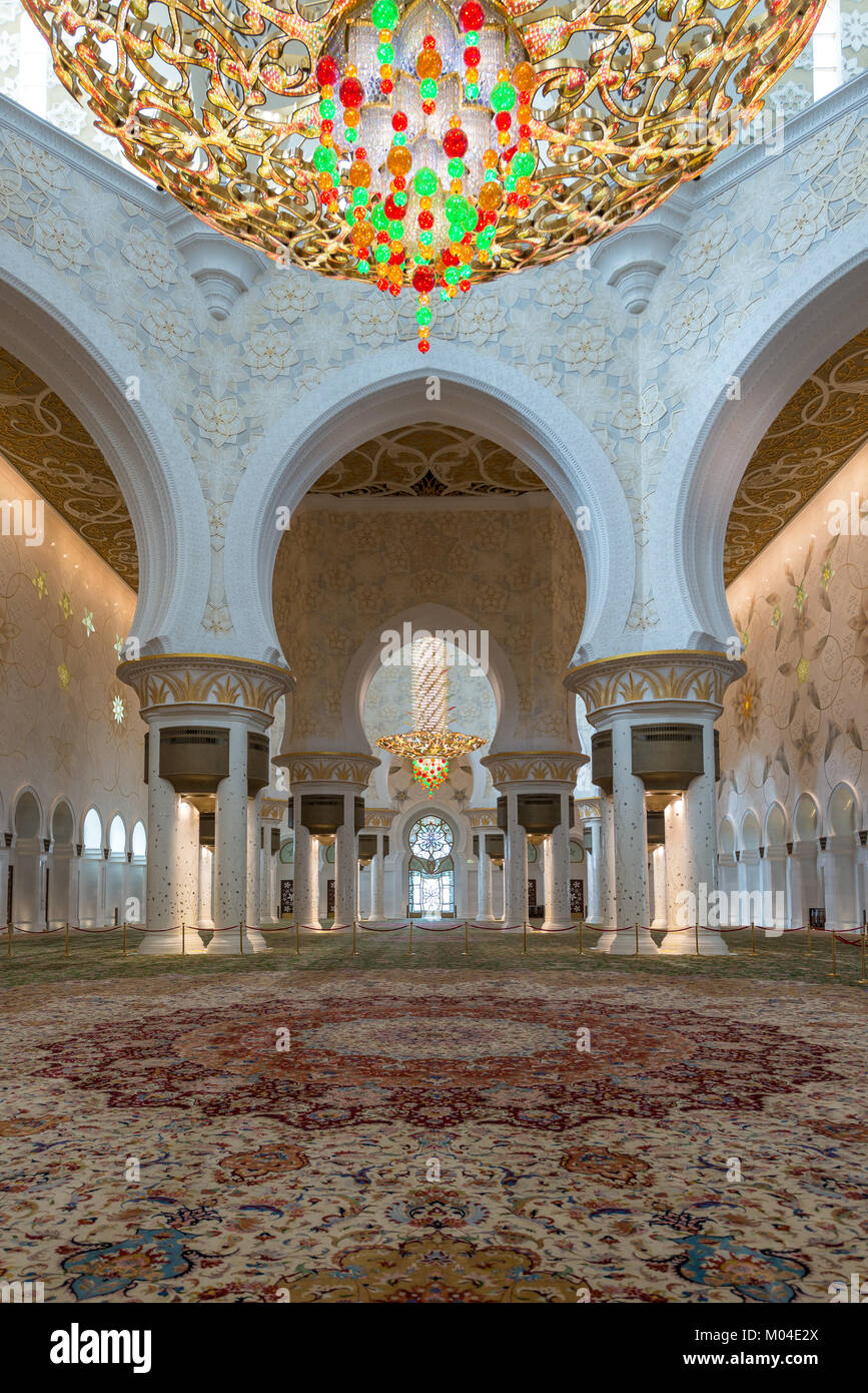 Larchitettura degli interni della sheikh zayed grande moschea di ... Architettura degli interni