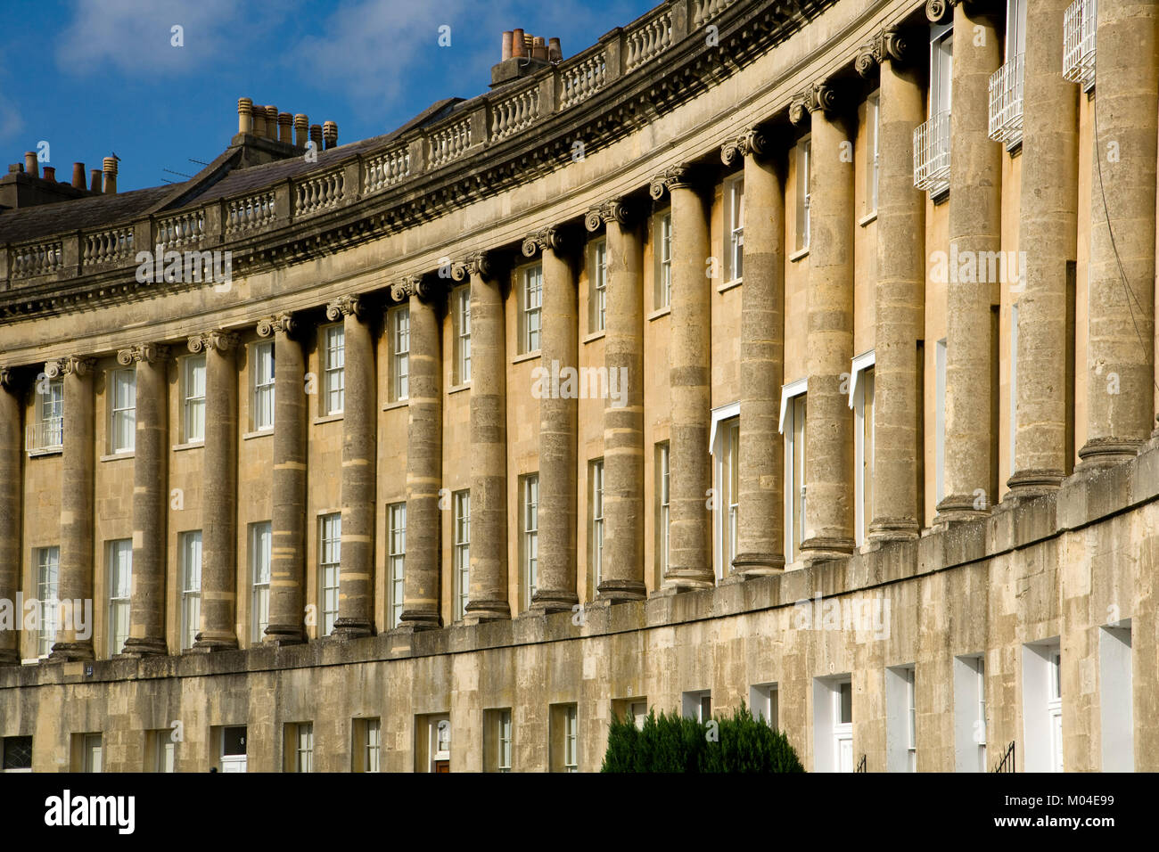 Storico di case a schiera nel Royal Crescent, Città dichiarata patrimonio mondiale, bagno, Somerset, Inghilterra, Regno Unito, Foto Stock