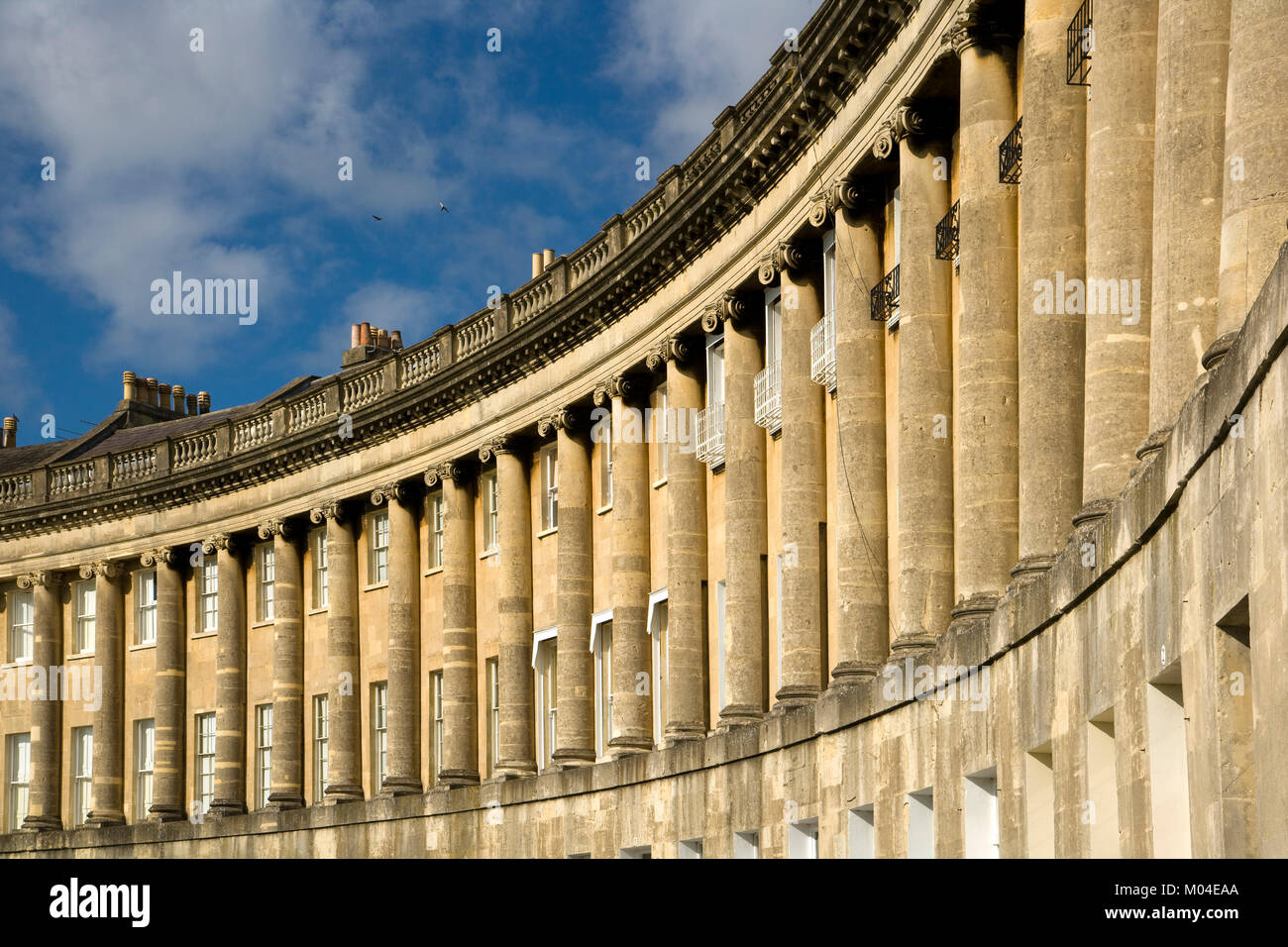 Storico di case a schiera nel Royal Crescent, Città dichiarata patrimonio mondiale, bagno, Somerset, Inghilterra, Regno Unito, Foto Stock