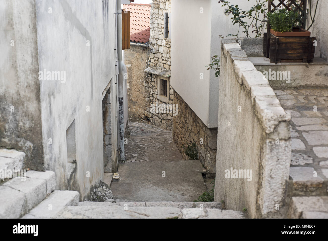 Stradina nel centro della città croata. Soleggiata giornata estiva. Foto Stock