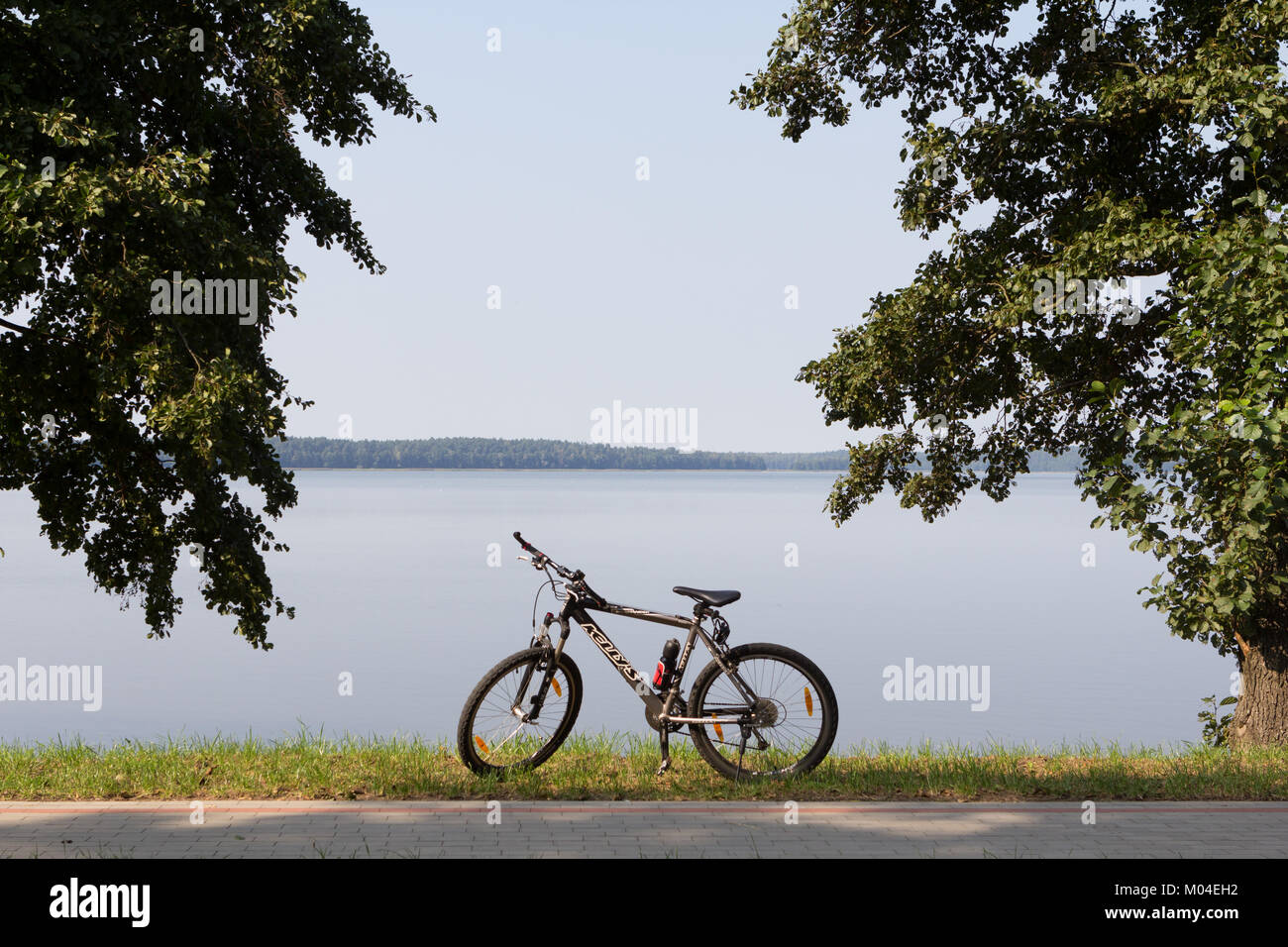 In bici sulla riva del lago. Dintorni di Gizycko, Lago Niegocin, la terra dei Grandi Laghi, Polonia Foto Stock