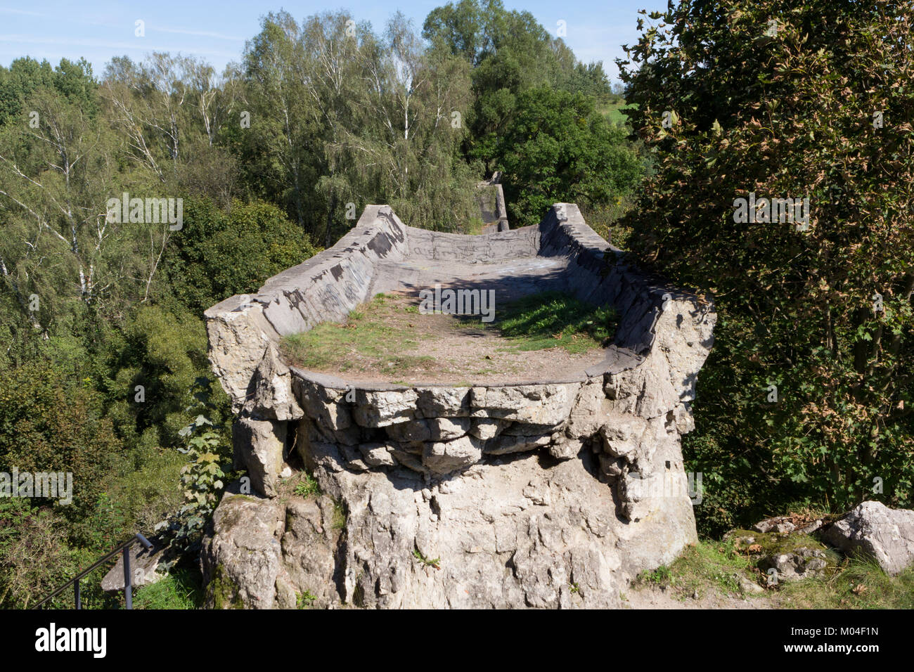 Il vecchio ponte caduti nel villaggio Kruklanki, la Masuria - Polonia Foto Stock