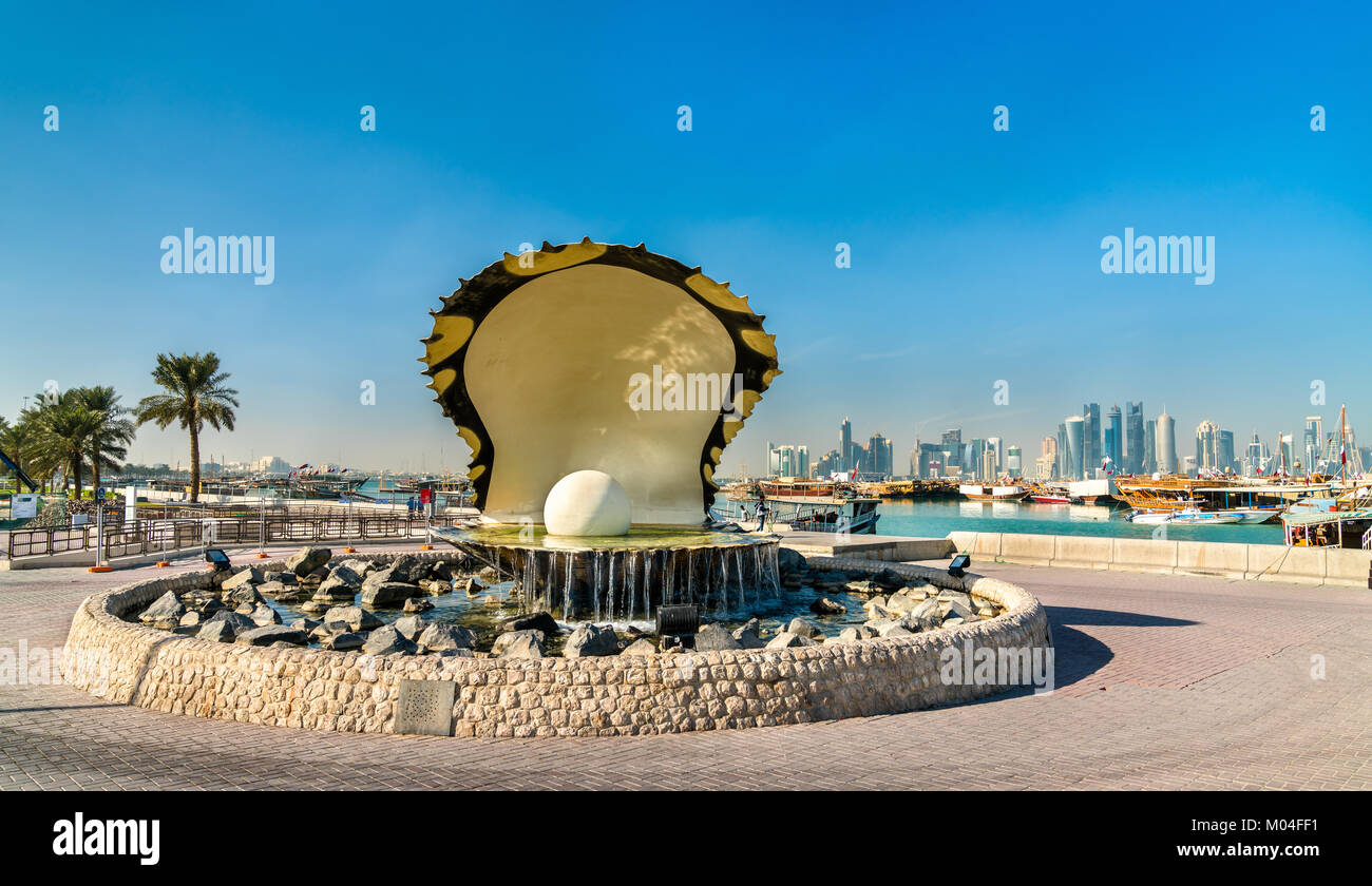 Oyster e Pearl fontana sulla Corniche Lungomare a Doha, in Qatar Foto Stock