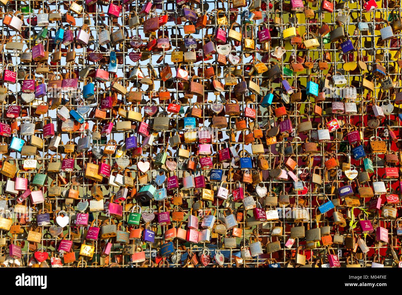 Il Pilsum faro sul mare del Nord dyke vicino Greetsiel, Frisia orientale, Bassa Sassonia, Germania, amore-serrature, appeso lì da amanti, Foto Stock