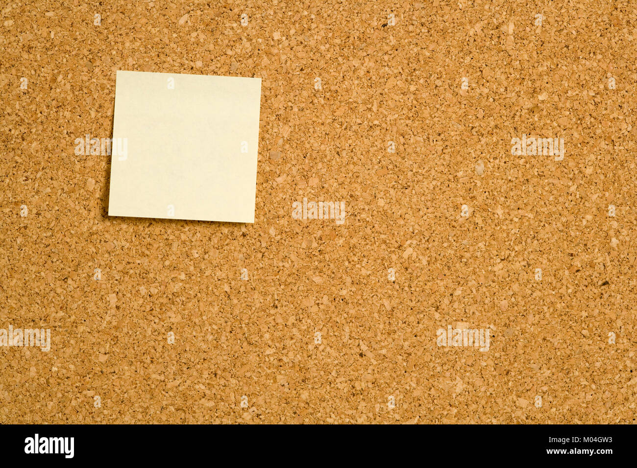 Cork bacheca con un fustellato post-it Foto Stock