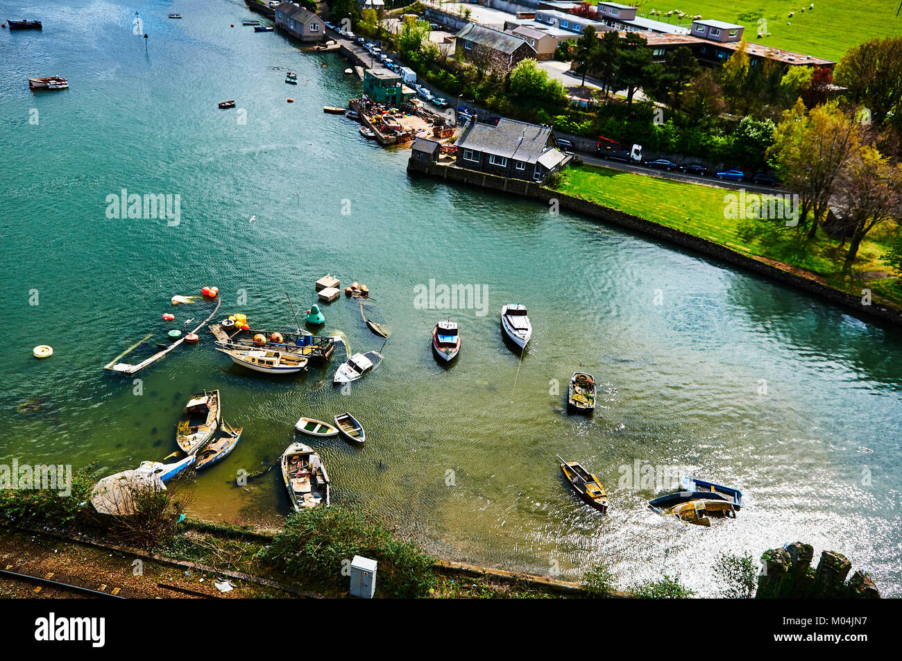 Fisherman Boat Harbour village in Galles, UK, Inghilterra cielo nuvoloso e verdi colline Foto Stock