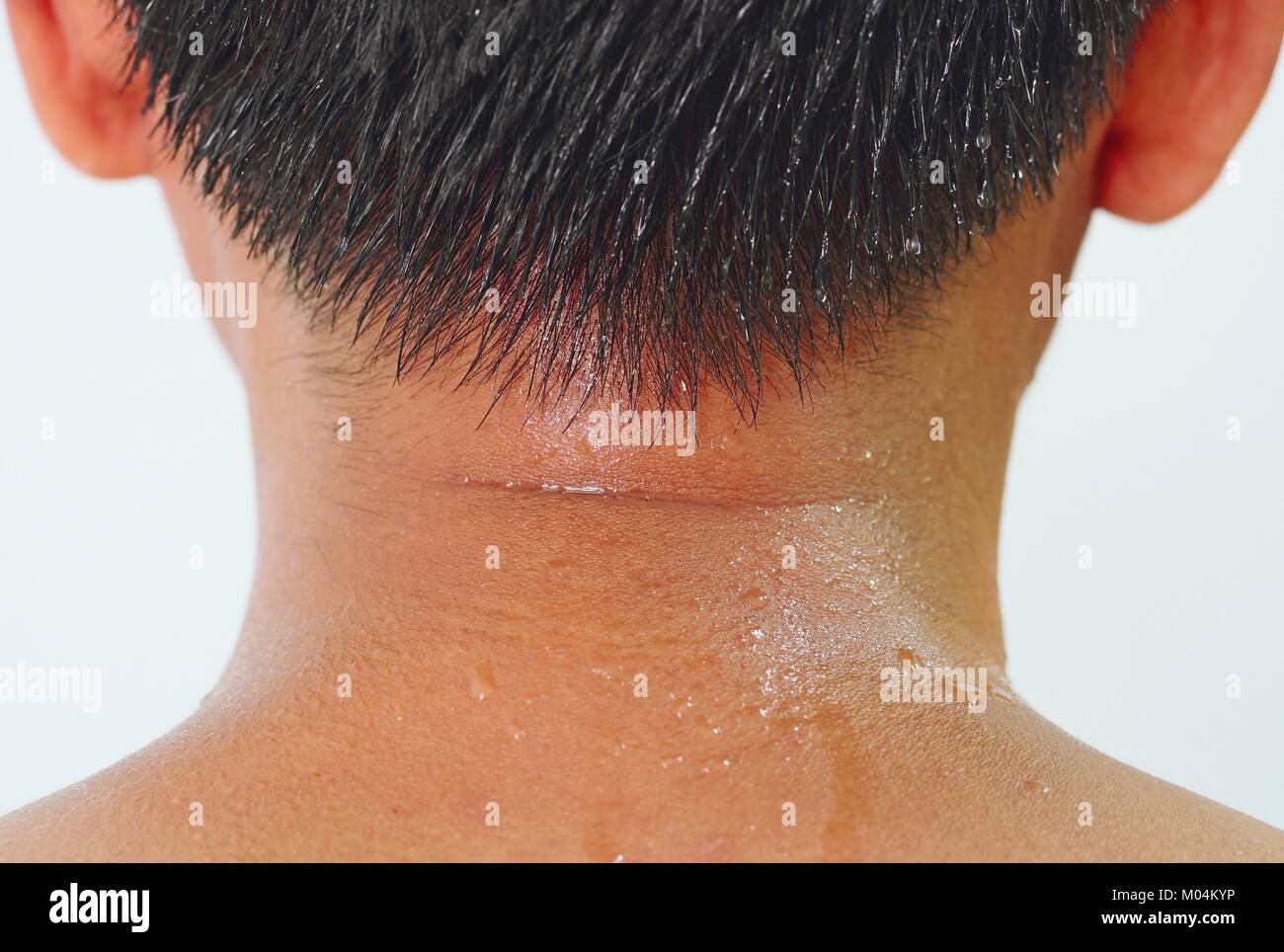 Il sudore sul collo di uomo asiatico Foto stock - Alamy