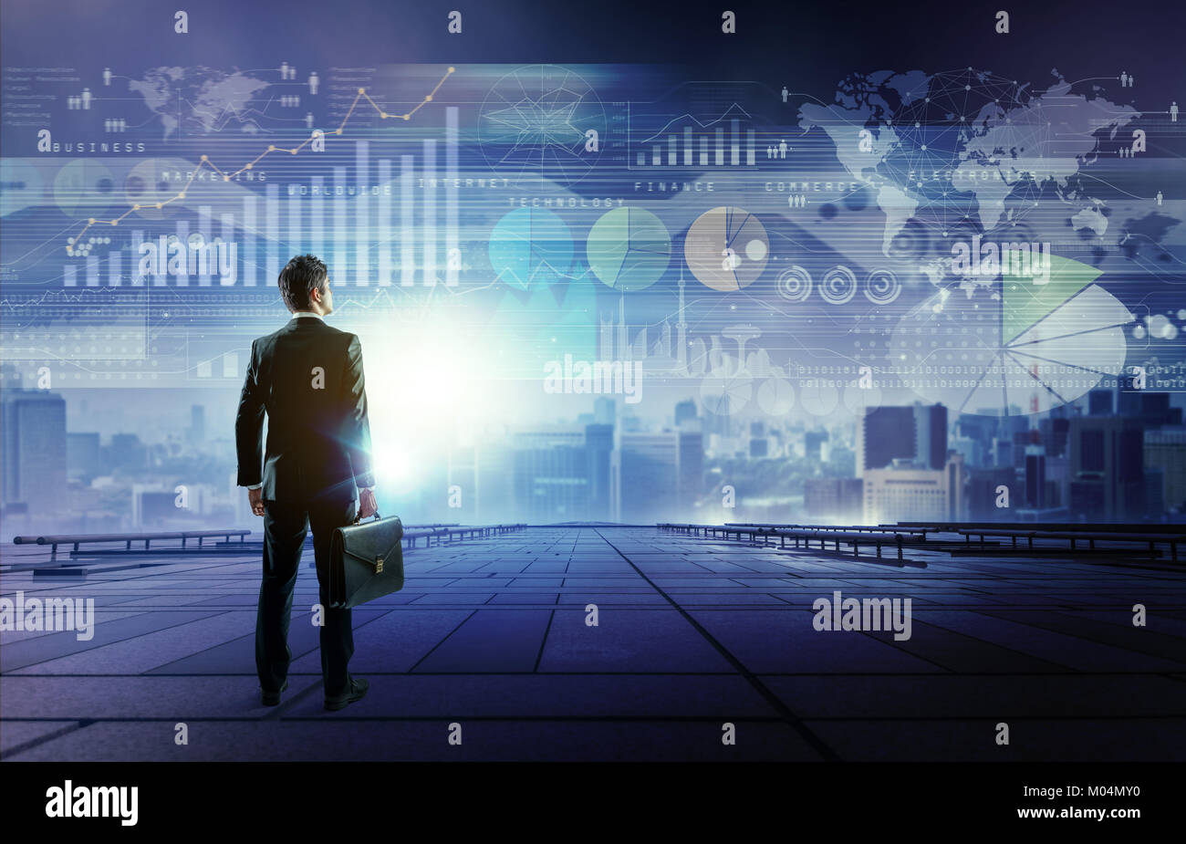 Imprenditore permanente che guarda vari grafici di business. Internet delle cose. La tecnologia dell informazione e della comunicazione. La trasformazione digitale. Abstrac Foto Stock
