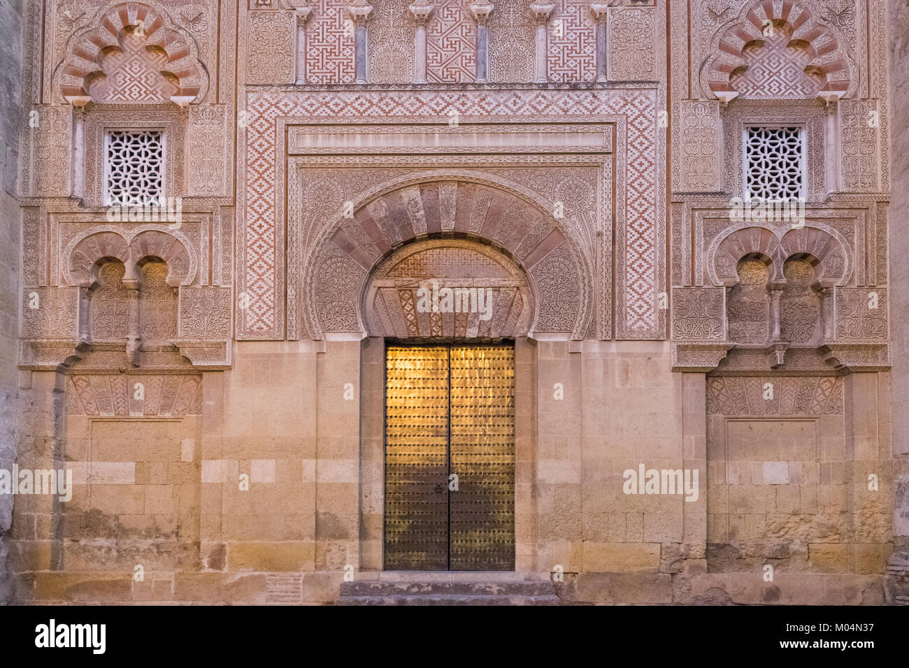 Ornati Gateway Moresco sull'esterno della Cattedrale Mezquita di Cordova, Spagna Foto Stock