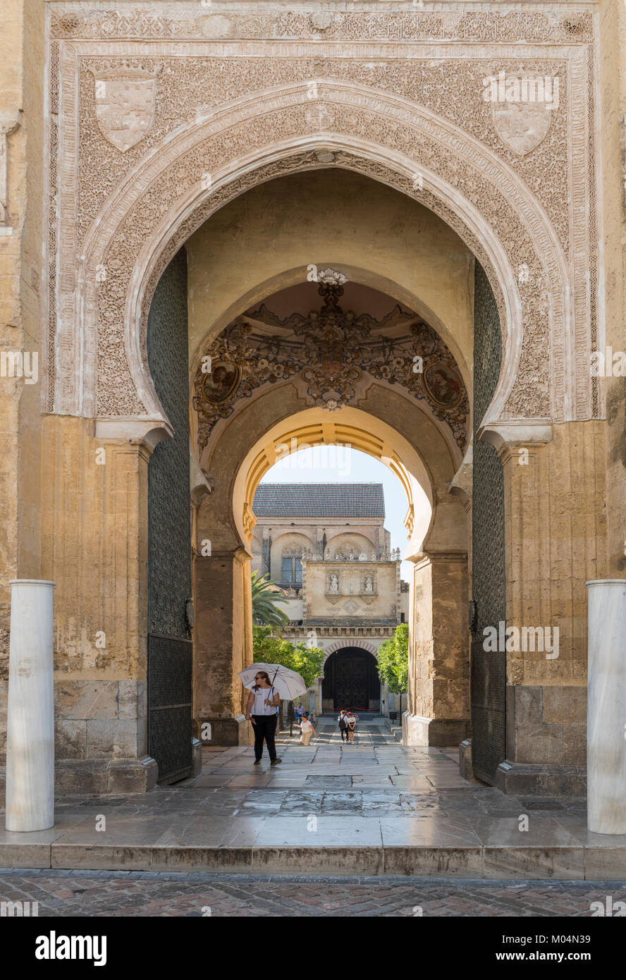 Ornati in ingresso ad arco nel cortile della Cattedrale Mezquita di Cordova, Spagna Foto Stock