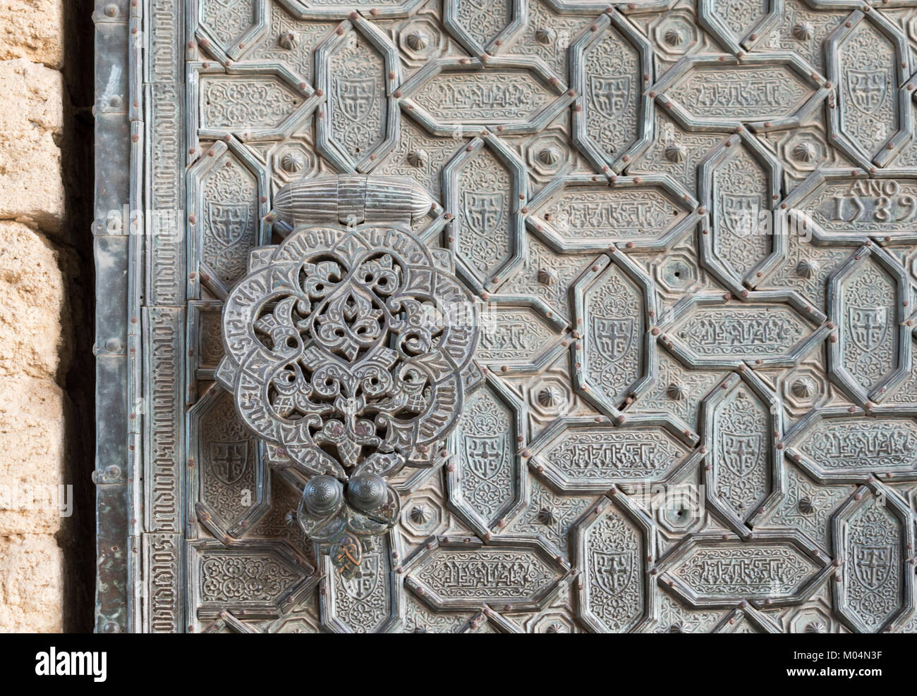 Dettaglio di ornati in metal work in ingresso alla Cattedrale Mezquita di Cordova, Foto Stock